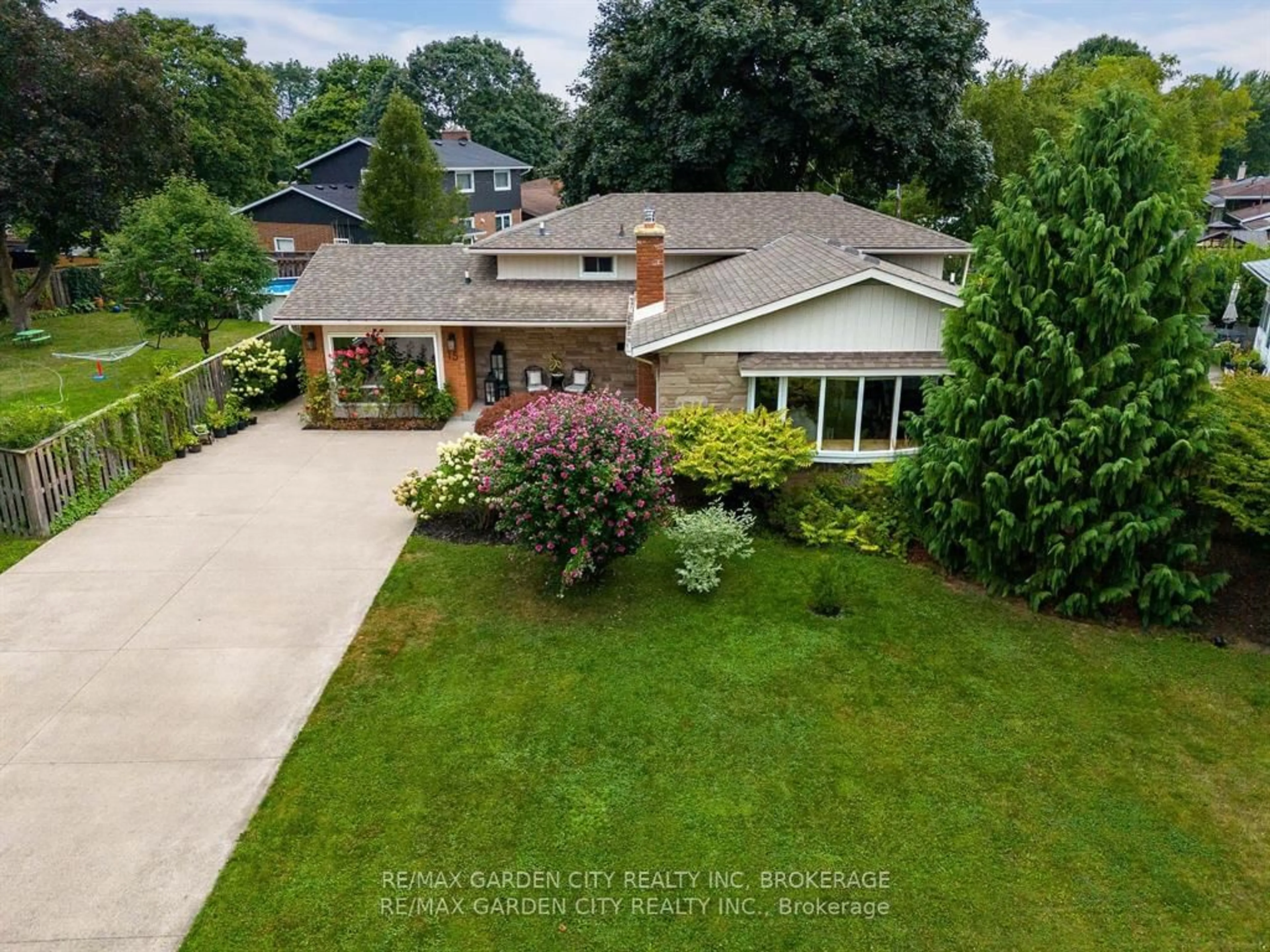 A pic from outside/outdoor area/front of a property/back of a property/a pic from drone, street for 15 Rosemount Ave, St. Catharines Ontario L2M 1Z5