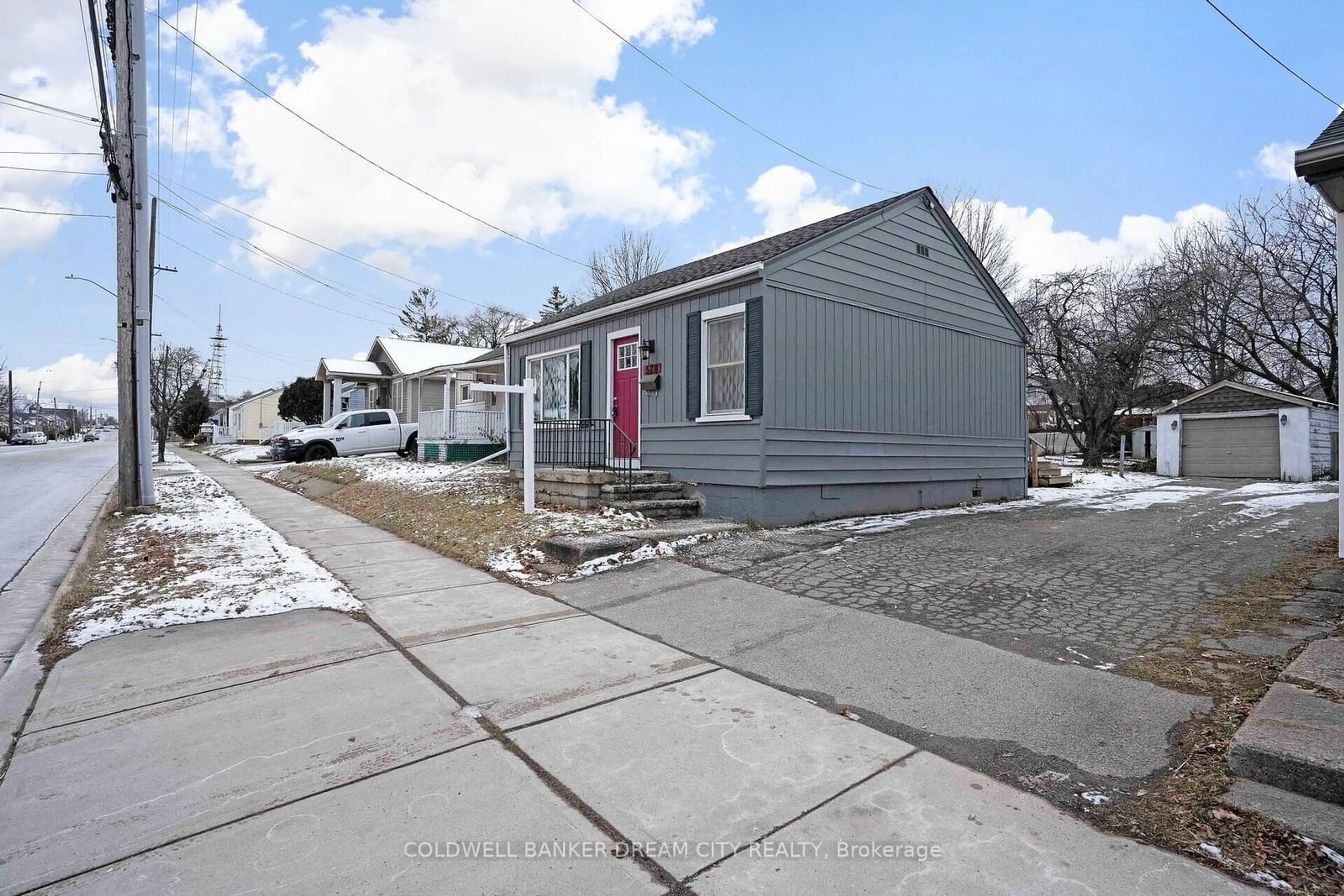 Home with vinyl exterior material, street for 528 UPPER WENTWORTH St, Hamilton Ontario L9A 4T9