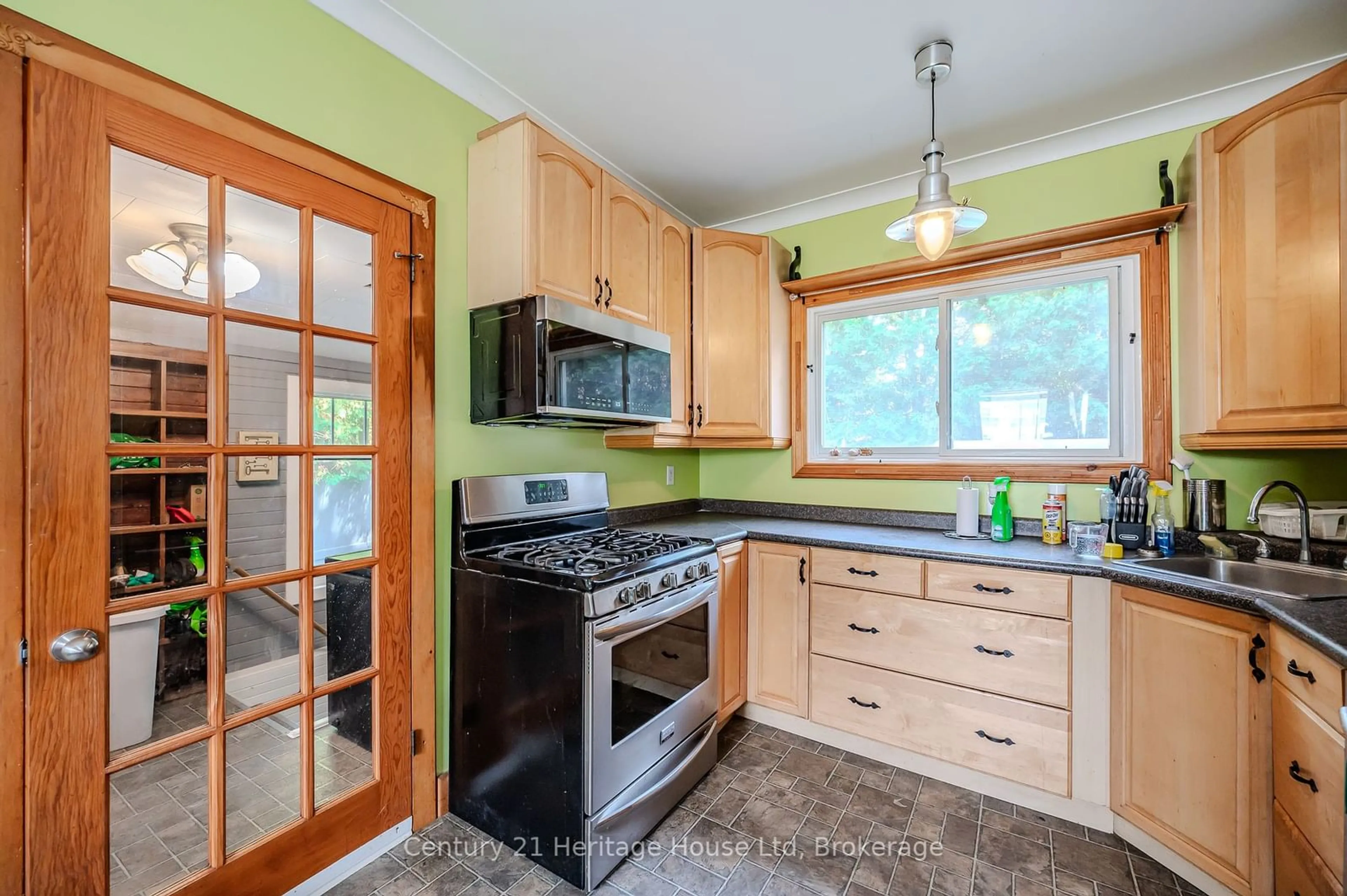 Standard kitchen, unknown for 243 Wellington St, Ingersoll Ontario N5C 1S9