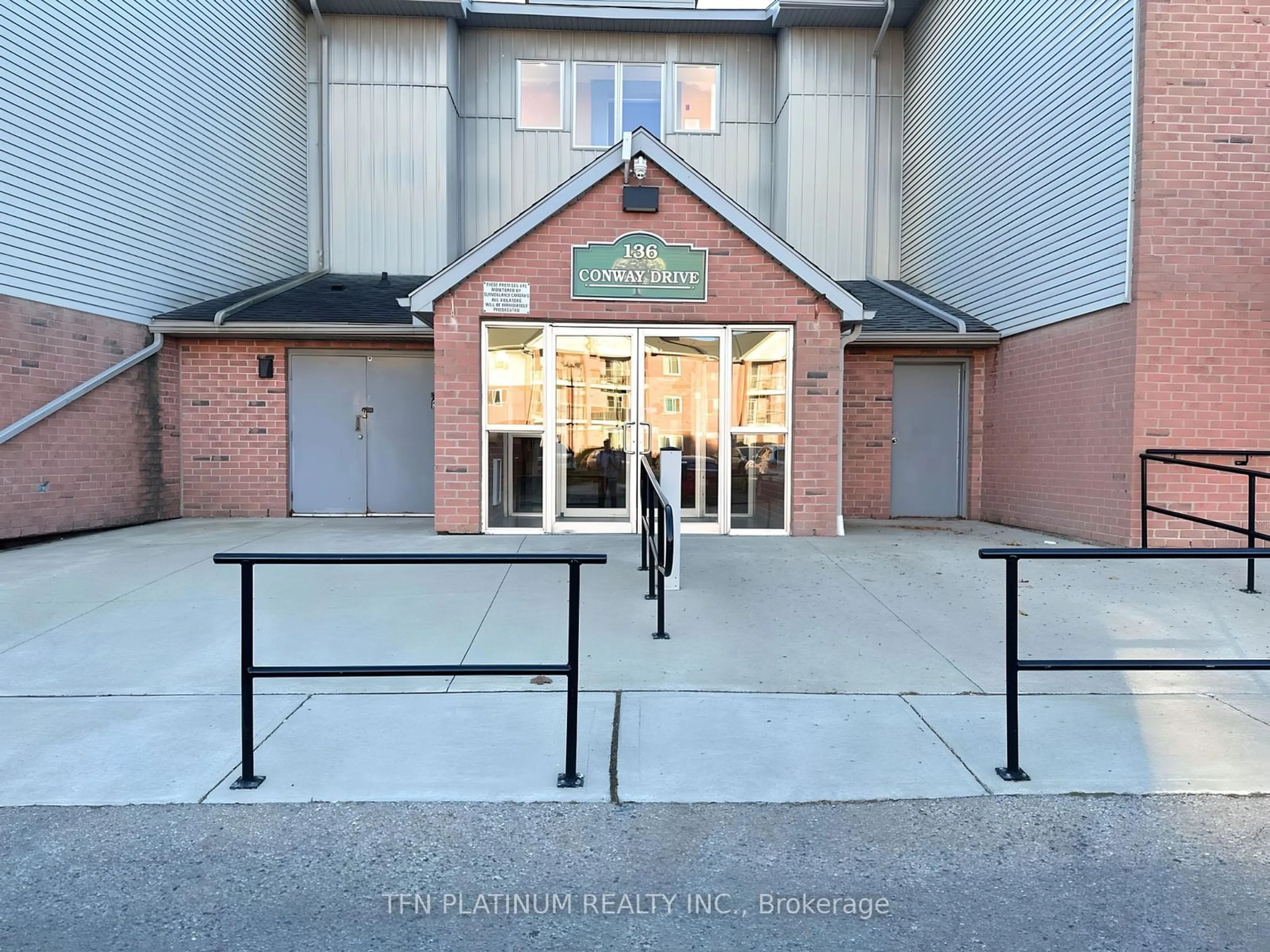 Indoor foyer for 136 Conway Dr #82, London Ontario N6E 3N1