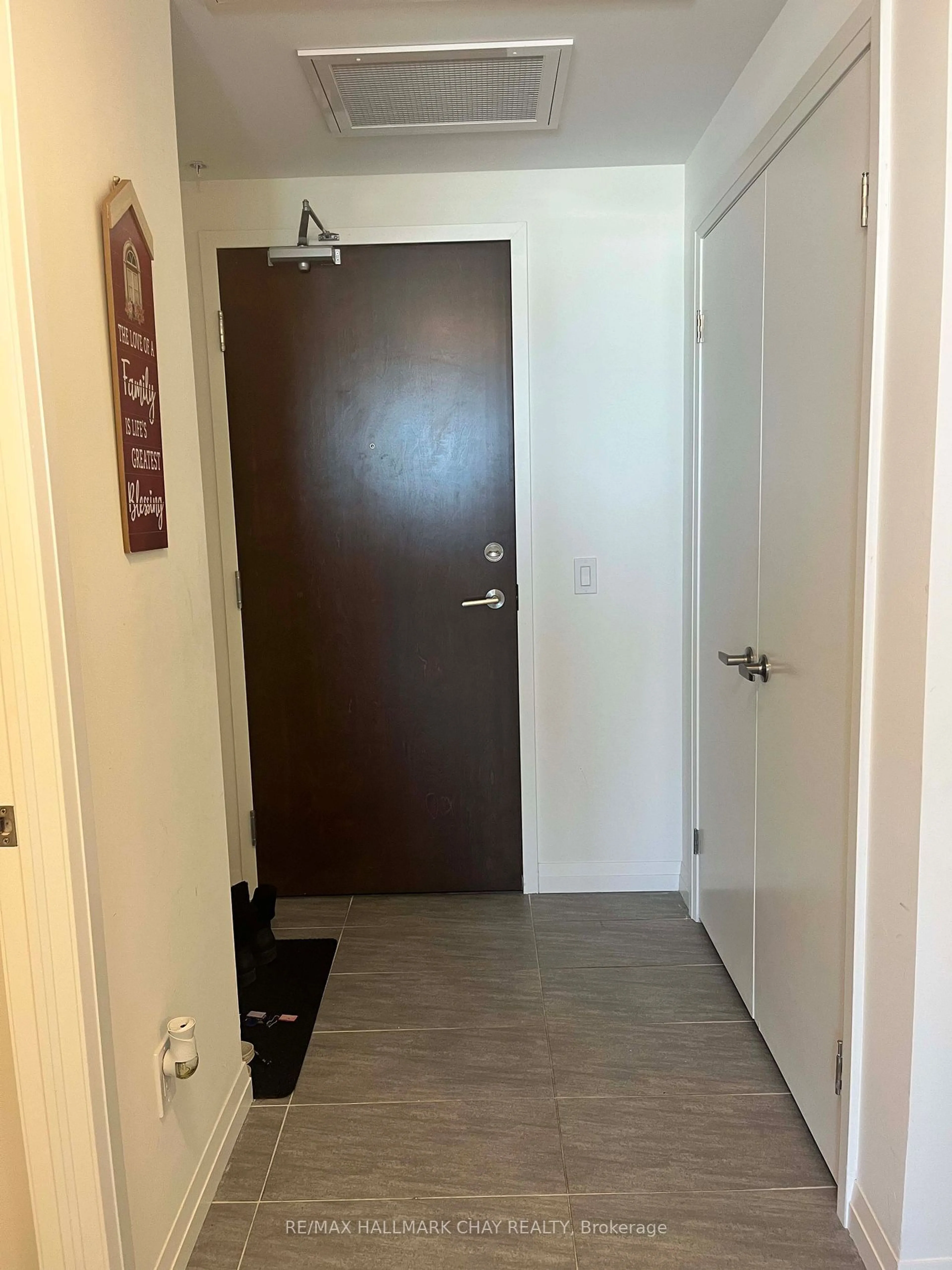 Indoor entryway for 108 Garment St #1709, Kitchener Ontario N2G 0E2