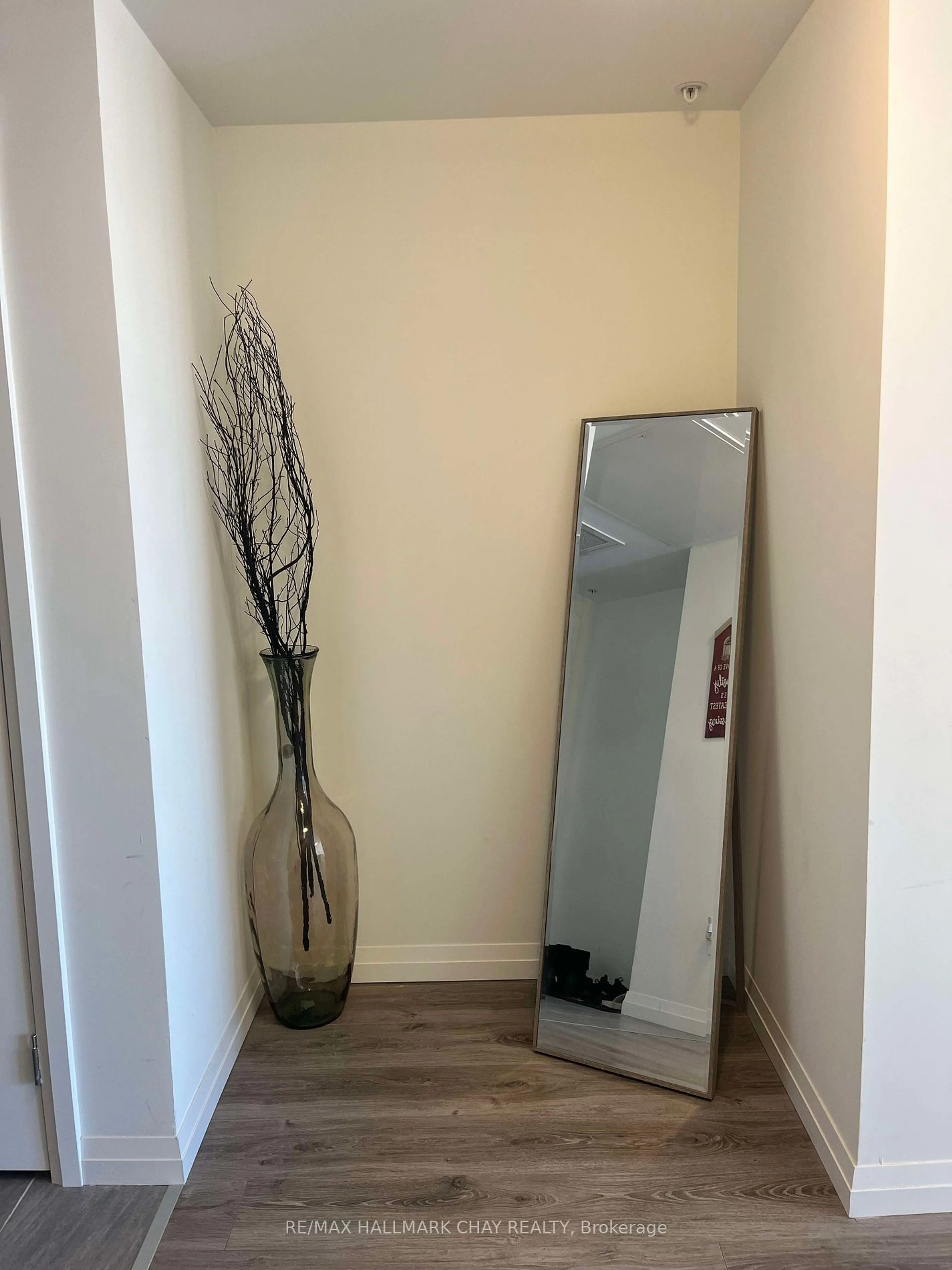 Indoor entryway for 108 Garment St #1709, Kitchener Ontario N2G 0E2