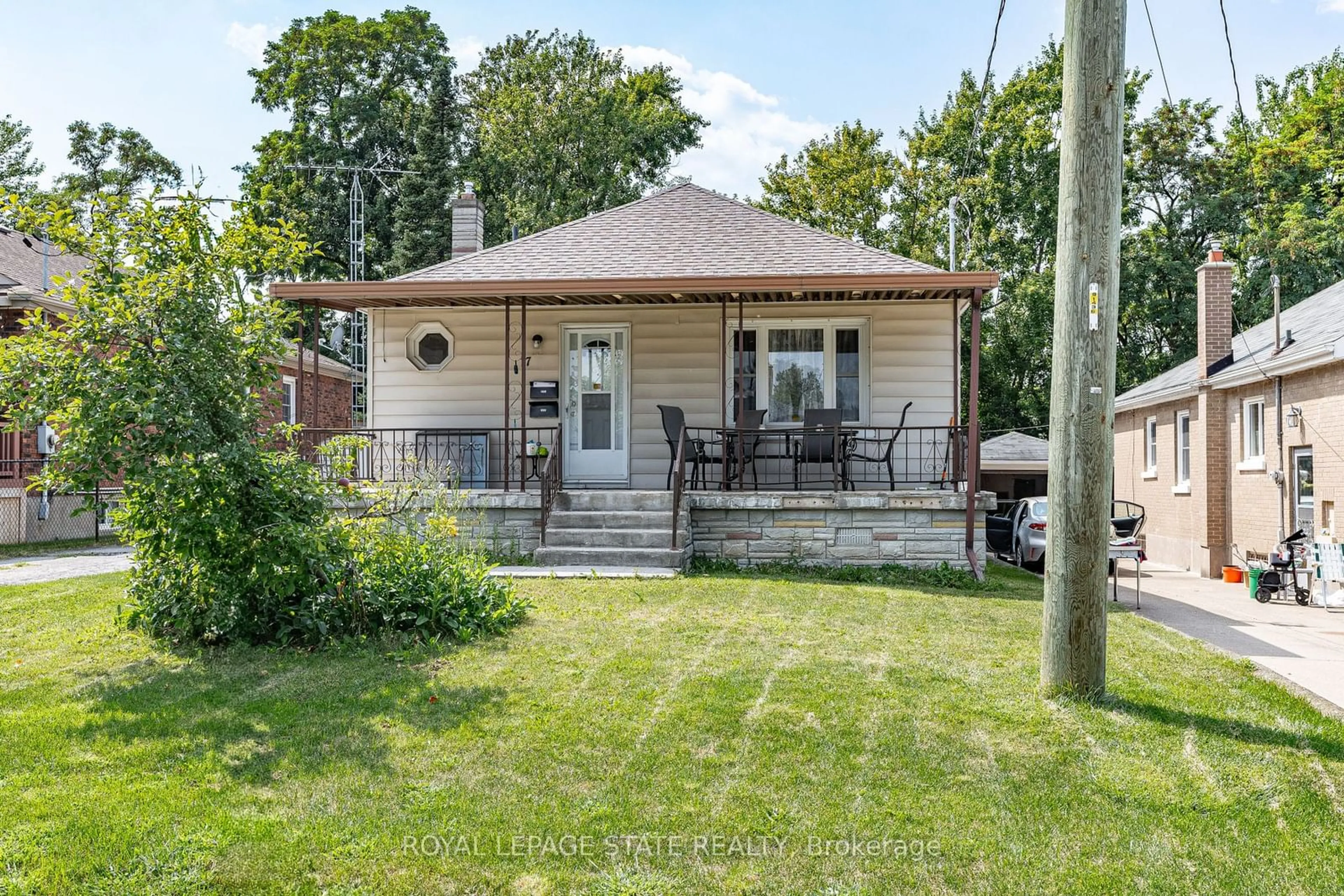 Patio, street for 17 Prestwick Ave, St. Catharines Ontario L2P 2E5