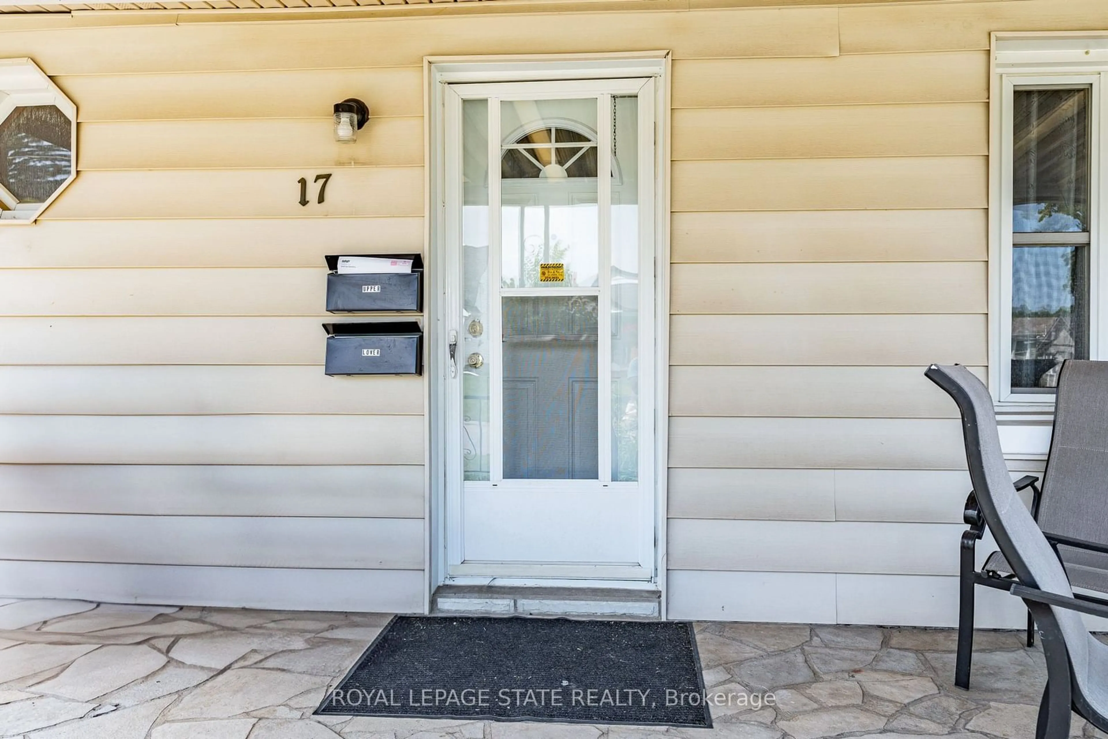 Indoor entryway for 17 Prestwick Ave, St. Catharines Ontario L2P 2E5