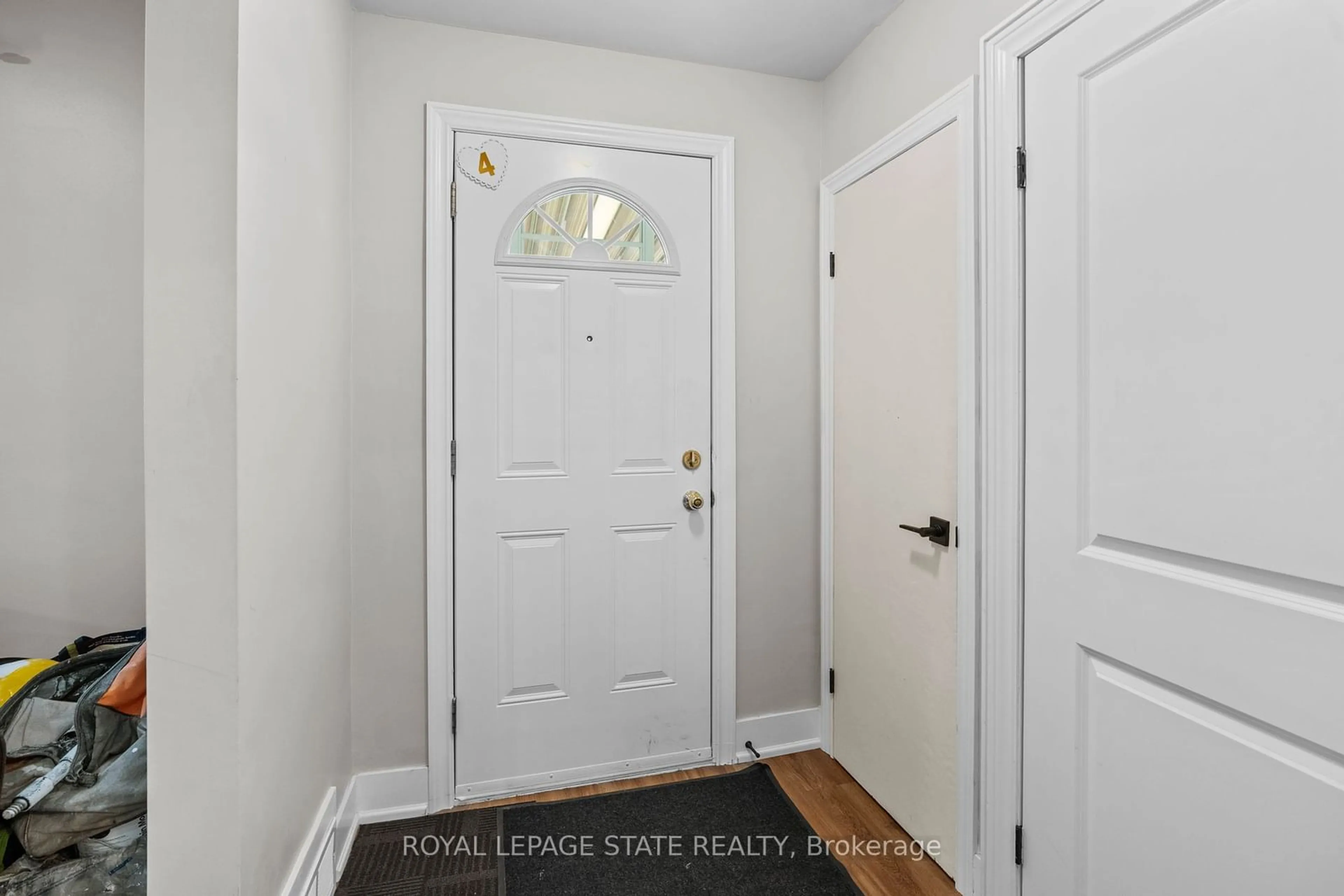 Indoor entryway for 17 Prestwick Ave, St. Catharines Ontario L2P 2E5