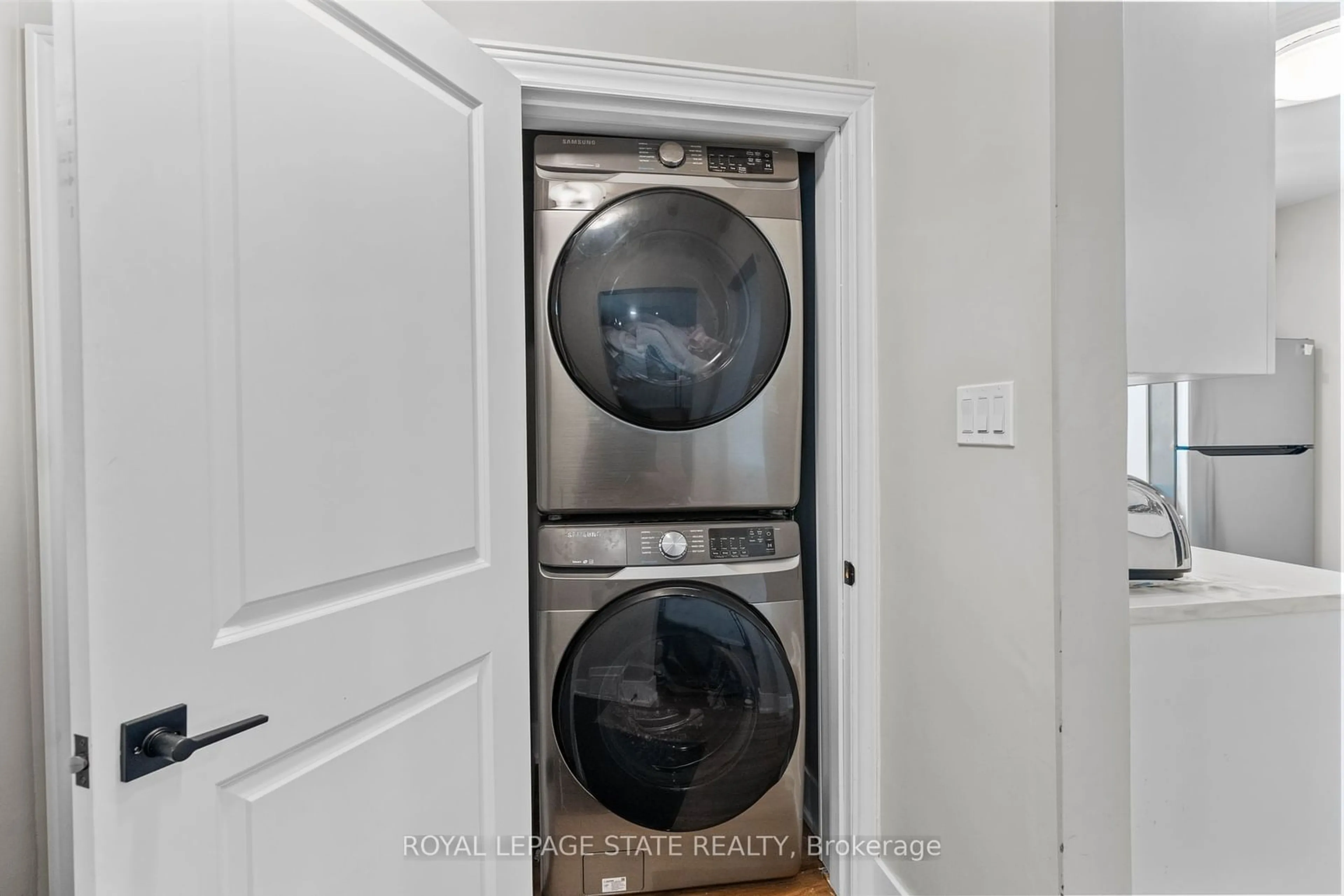 Laundry room for 17 Prestwick Ave, St. Catharines Ontario L2P 2E5