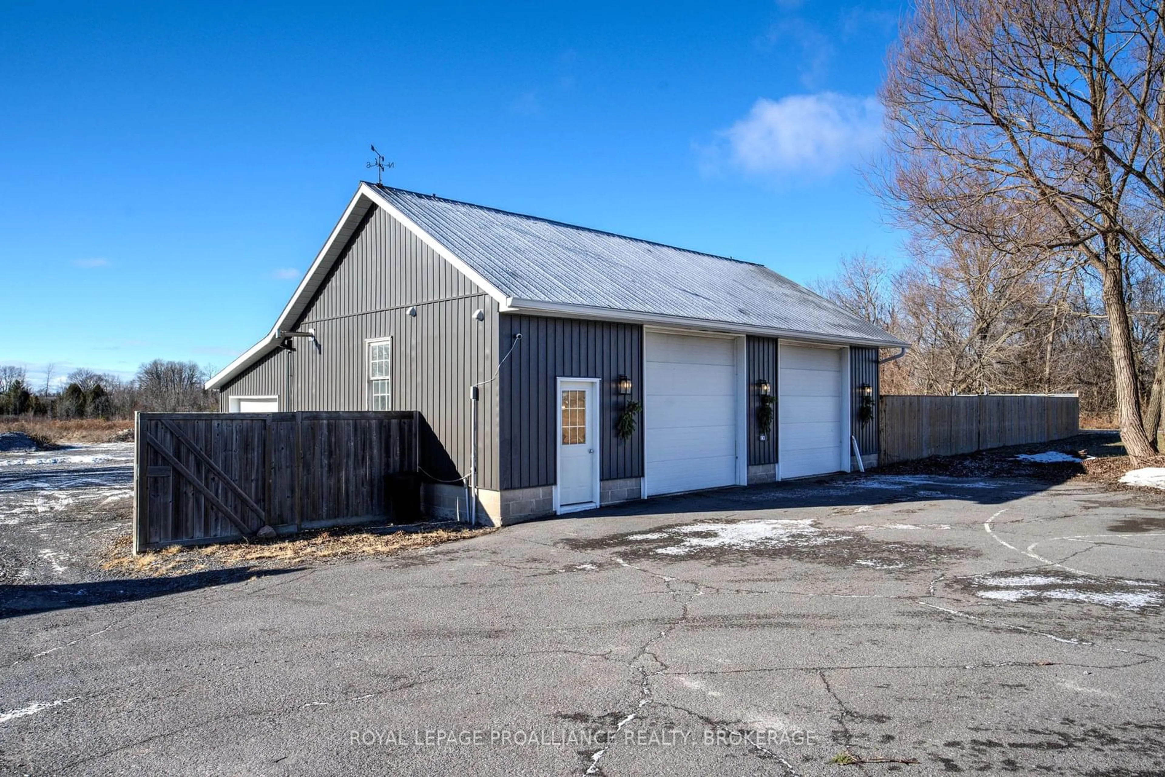 Indoor garage for 2555 County Road 38, Kingston Ontario K7P 2Y7