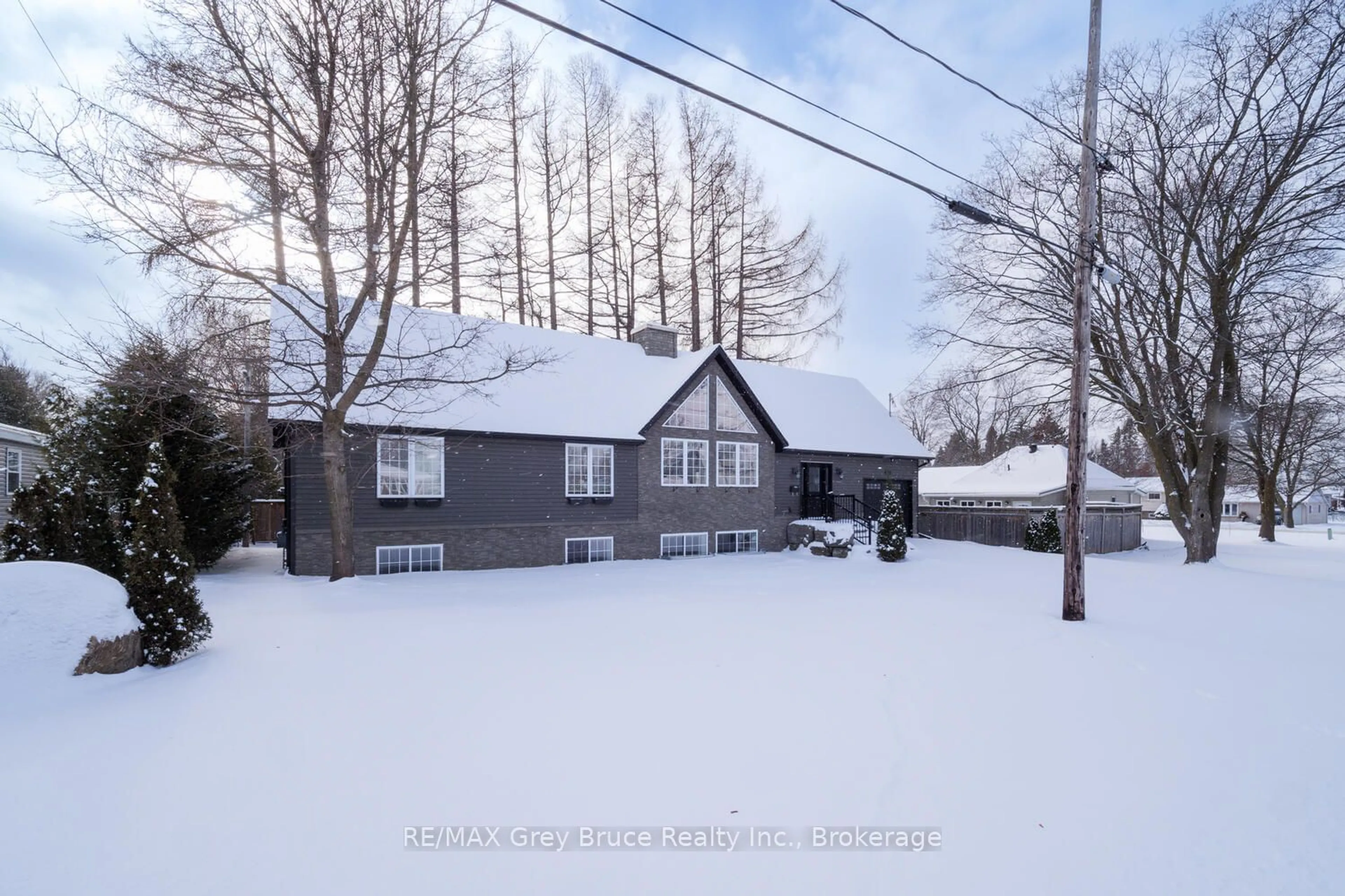 A pic from outside/outdoor area/front of a property/back of a property/a pic from drone, street for 635 18th St, Owen Sound Ontario N4K 2J5