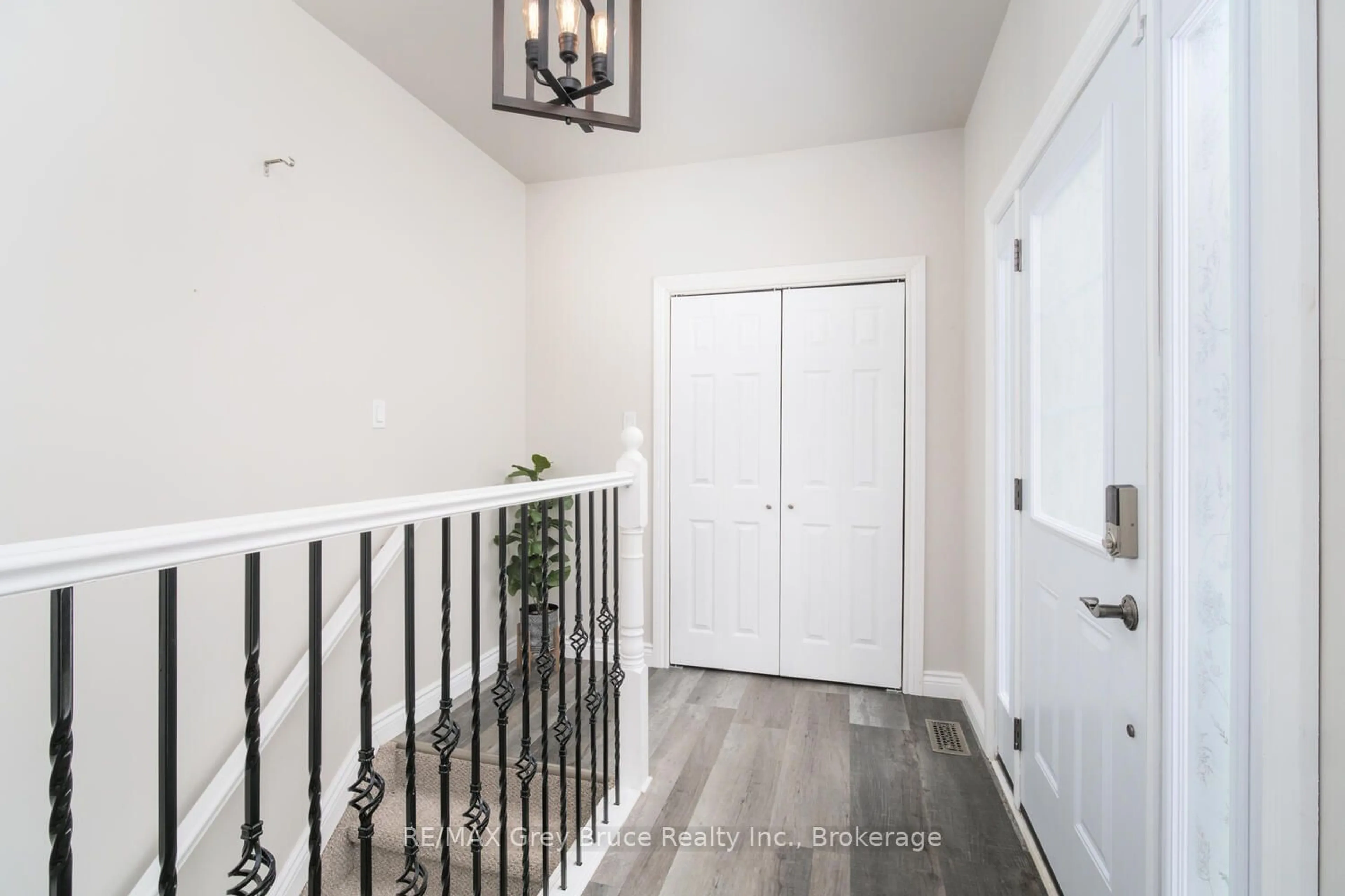 Indoor entryway for 635 18th St, Owen Sound Ontario N4K 2J5