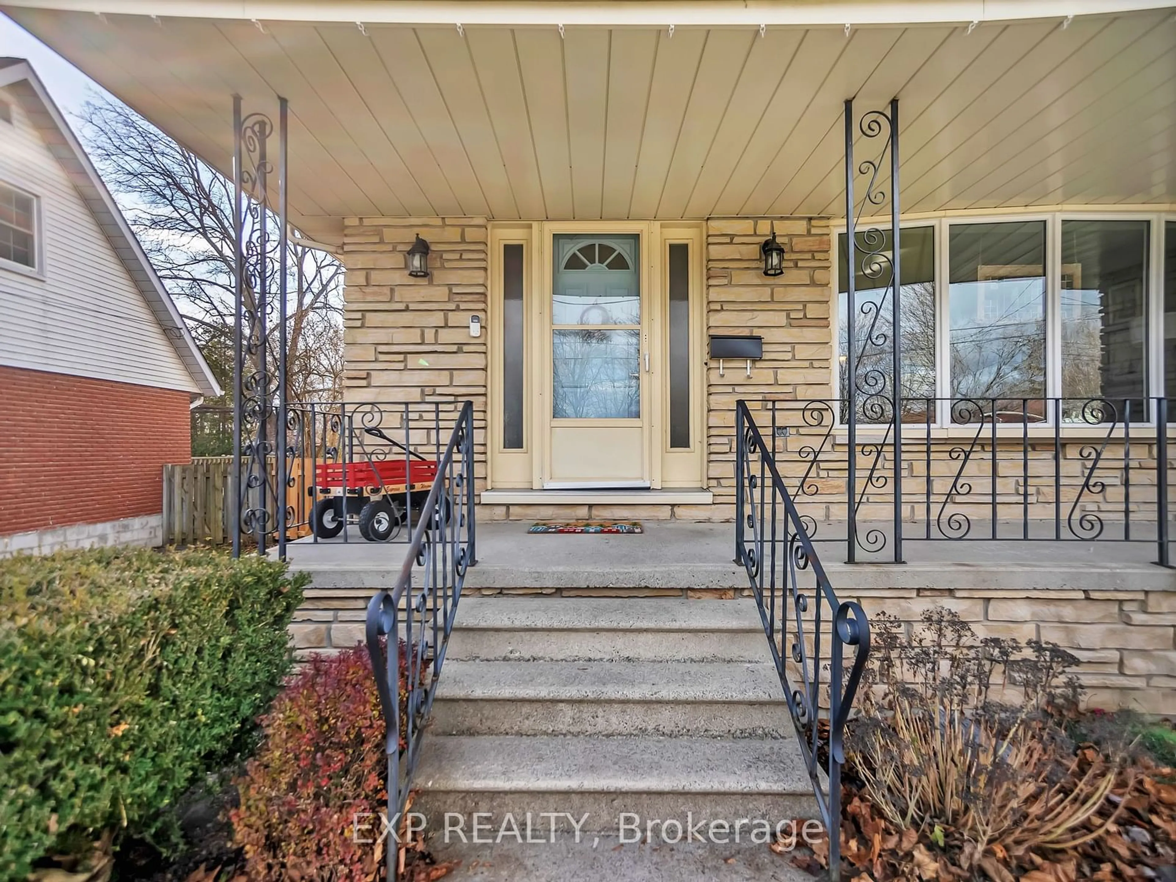 Indoor entryway for 16 Applewood Dr, Belleville Ontario K8P 4E2