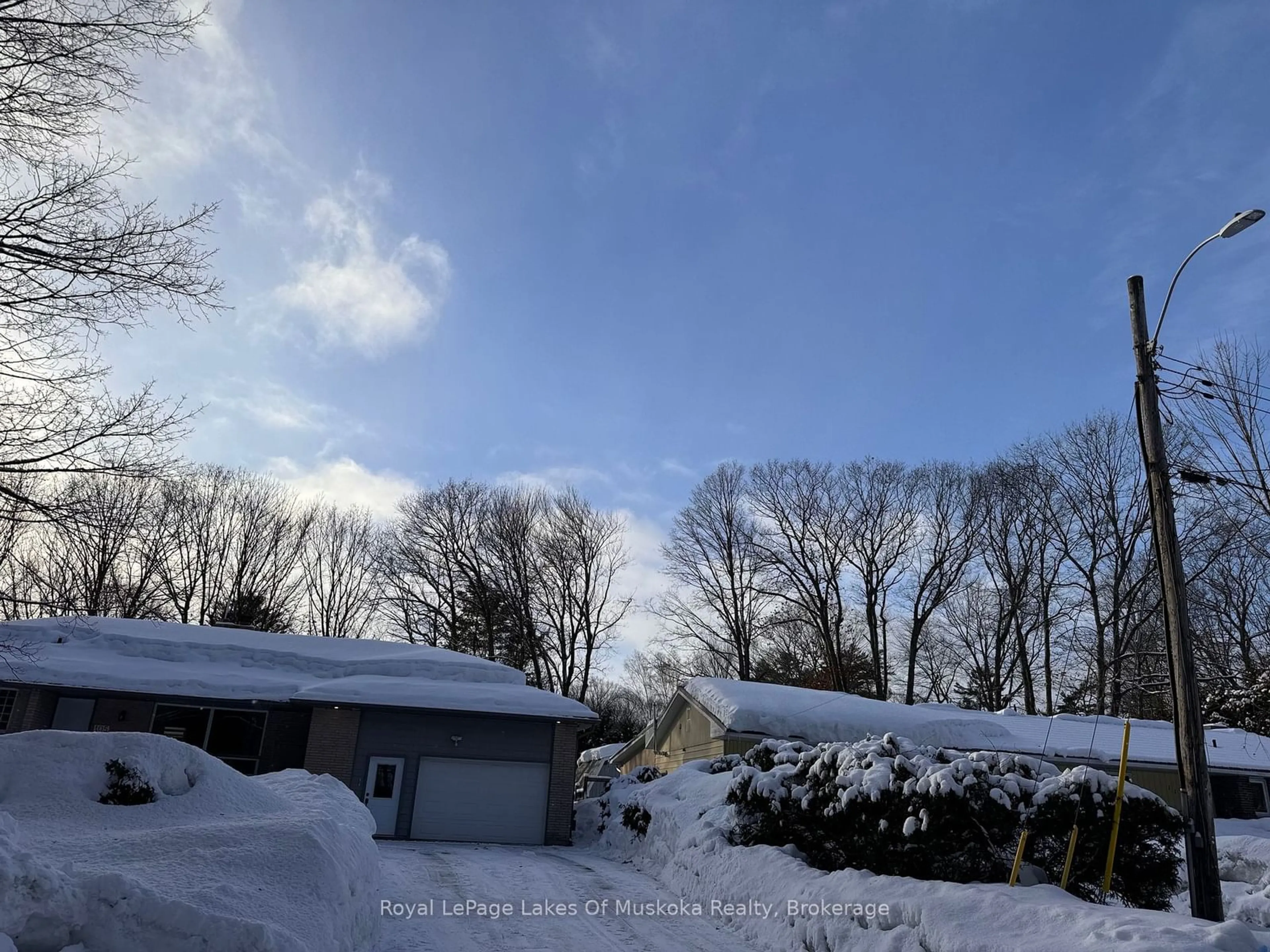 A pic from outside/outdoor area/front of a property/back of a property/a pic from drone, unknown for 105 Wellington St, Gravenhurst Ontario P1P 1B2