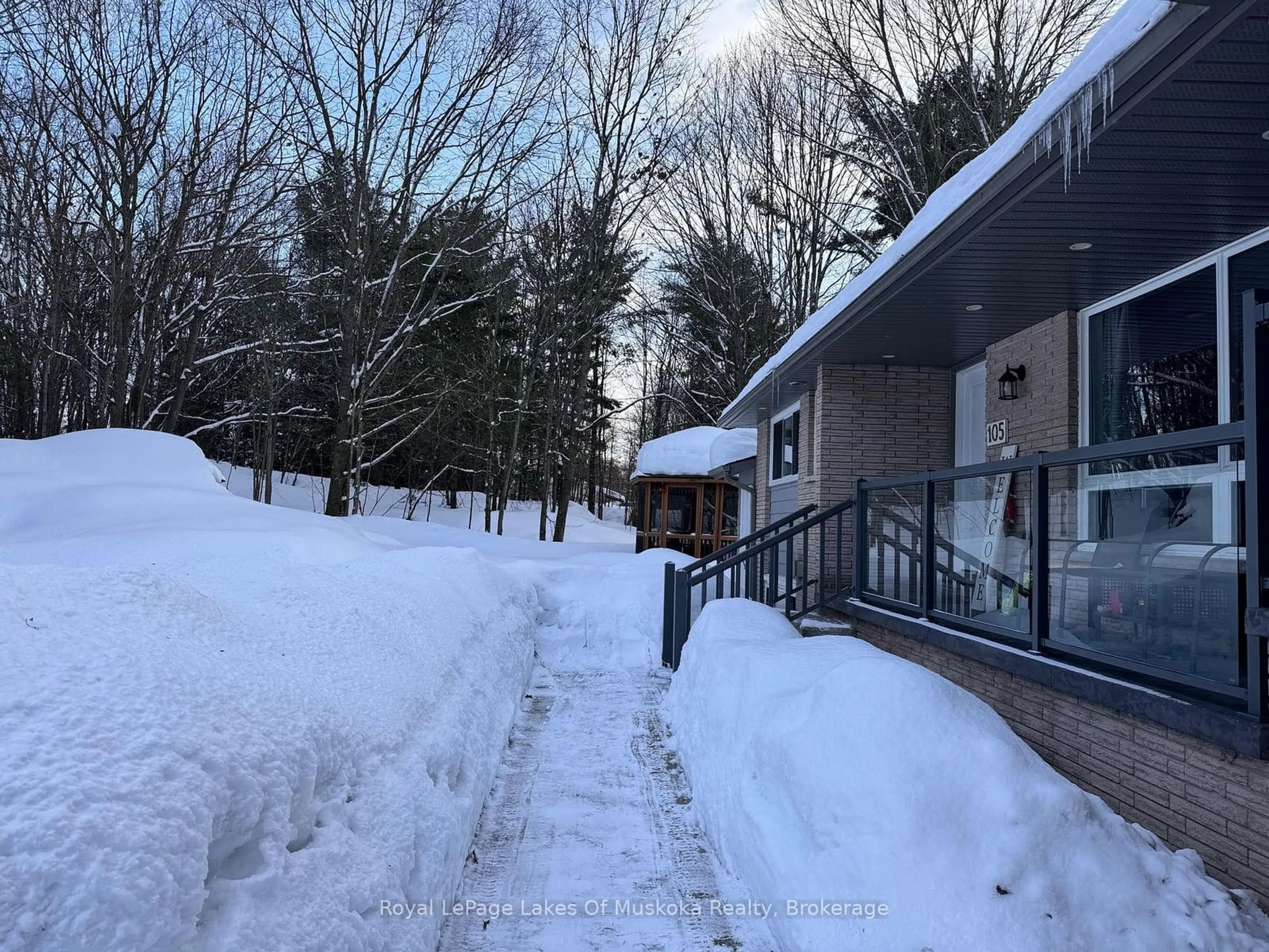 A pic from outside/outdoor area/front of a property/back of a property/a pic from drone, street for 105 Wellington St, Gravenhurst Ontario P1P 1B2