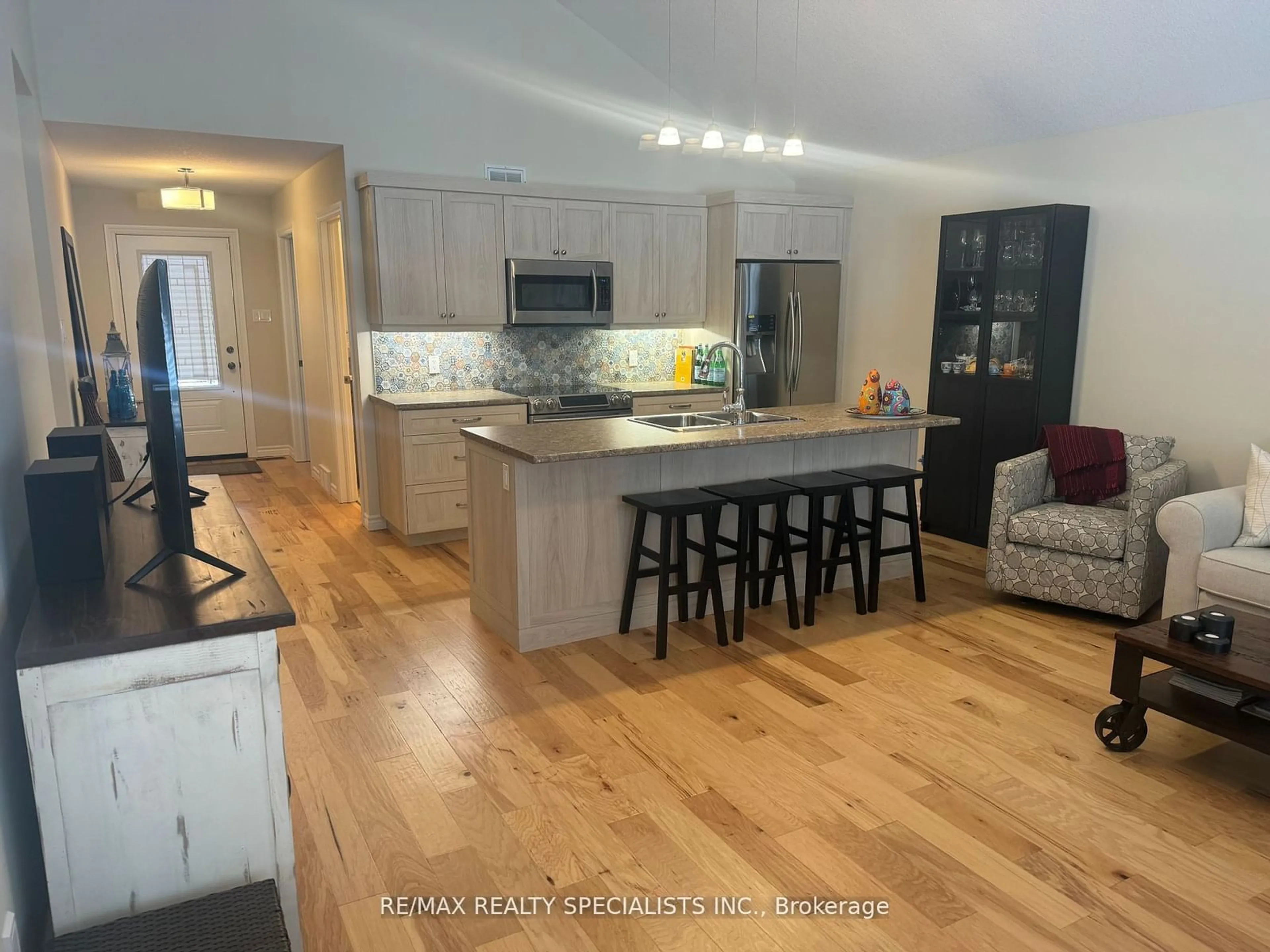 Open concept kitchen, unknown for 106 Hawthorn Cres, Georgian Bluffs Ontario N0H 1S0