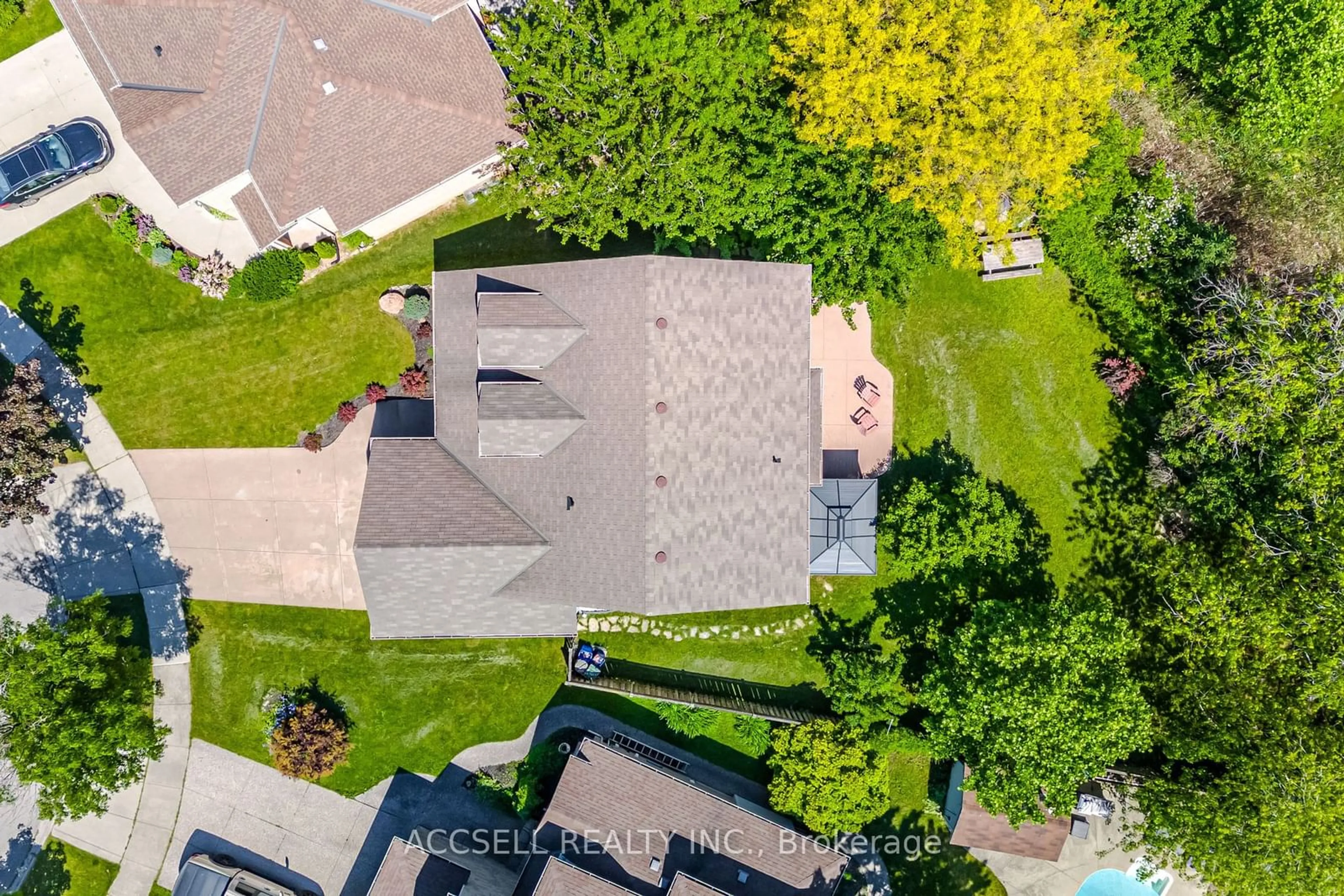 A pic from outside/outdoor area/front of a property/back of a property/a pic from drone, street for 29 Riviera Rdge, Hamilton Ontario L8E 5E6