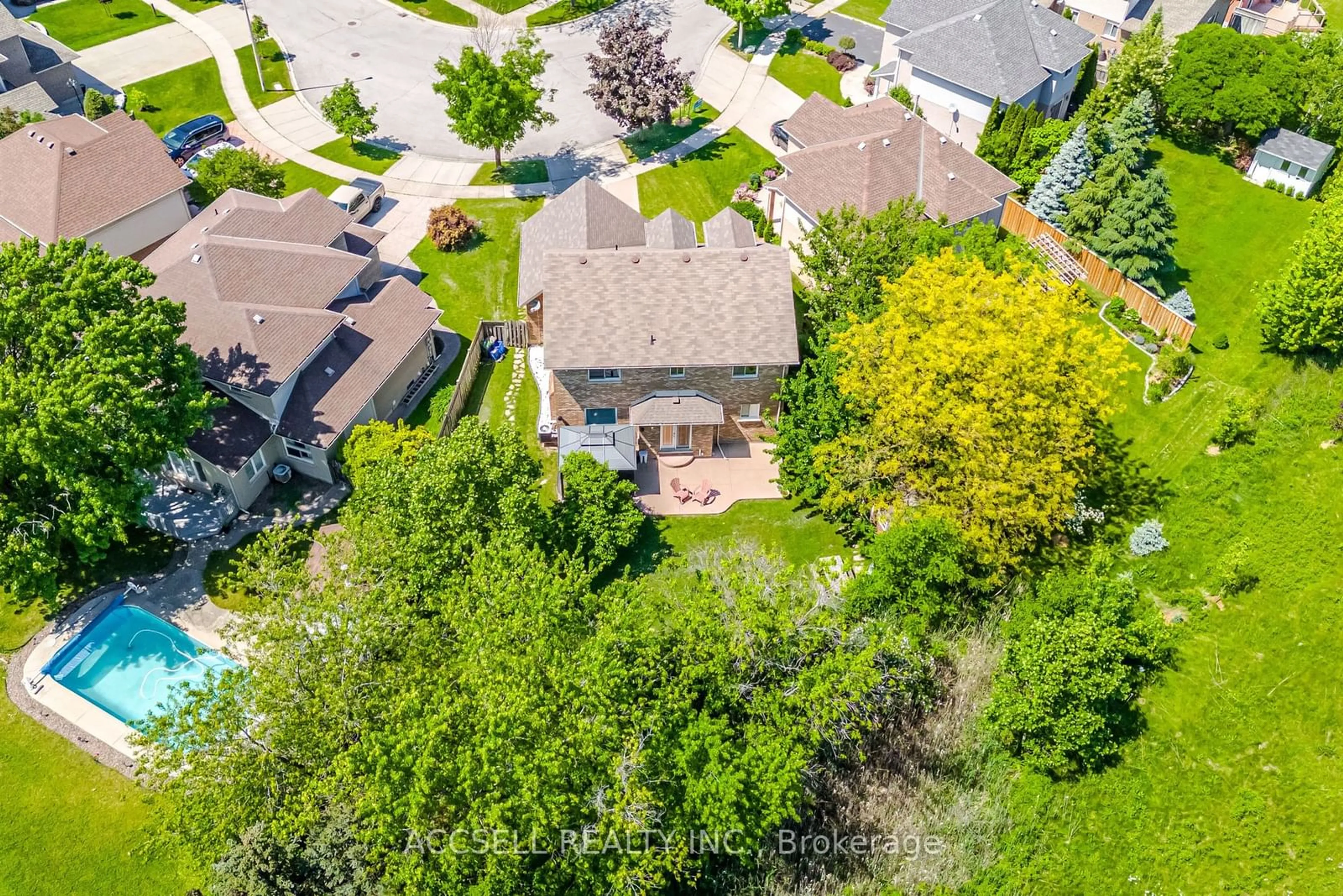 A pic from outside/outdoor area/front of a property/back of a property/a pic from drone, street for 29 Riviera Rdge, Hamilton Ontario L8E 5E6