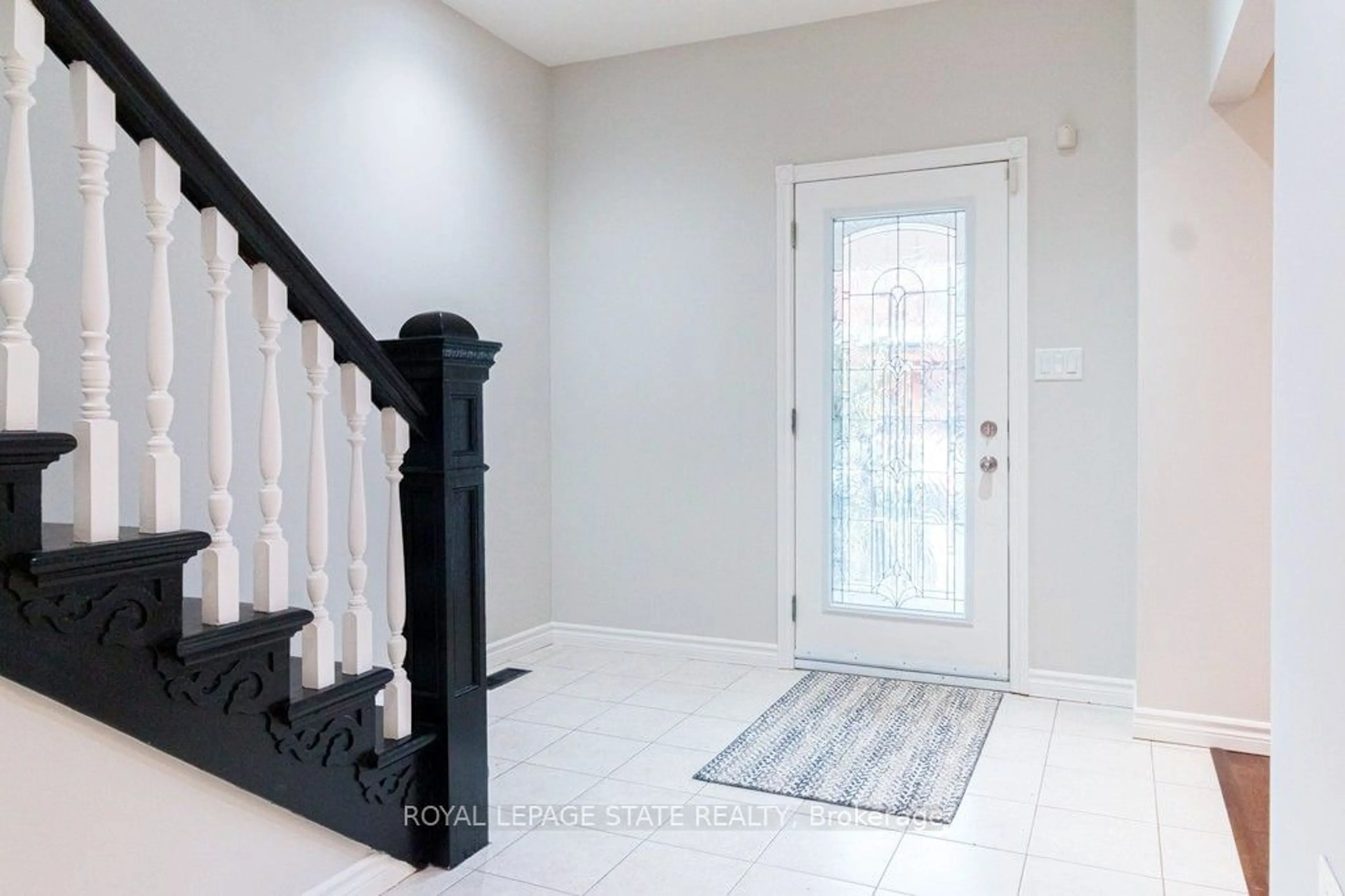 Indoor entryway for 38 Fairleigh Ave, Hamilton Ontario L8L 6H2