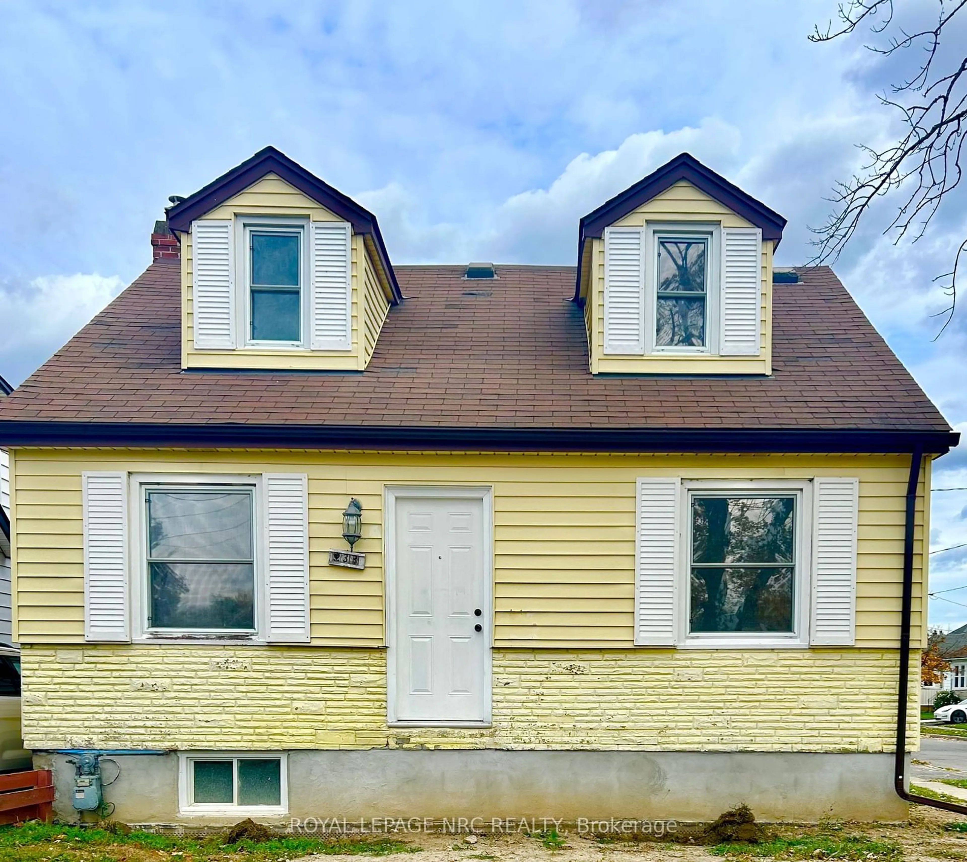 Home with vinyl exterior material, street for 33 Merigold St, St. Catharines Ontario L2S 2N4