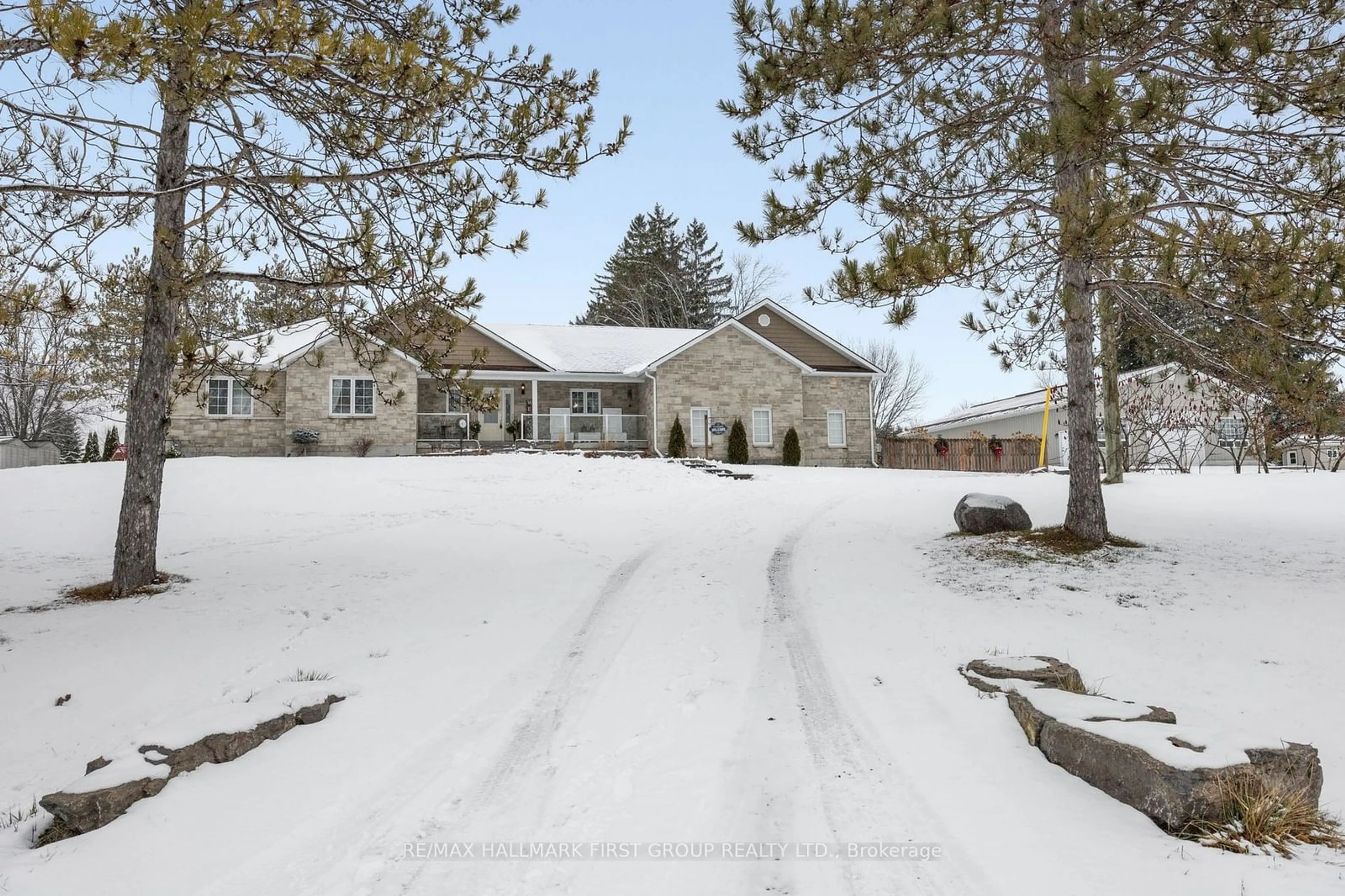 A pic from outside/outdoor area/front of a property/back of a property/a pic from drone, unknown for 20 Hilltop Crt, Kawartha Lakes Ontario K0L 2W0