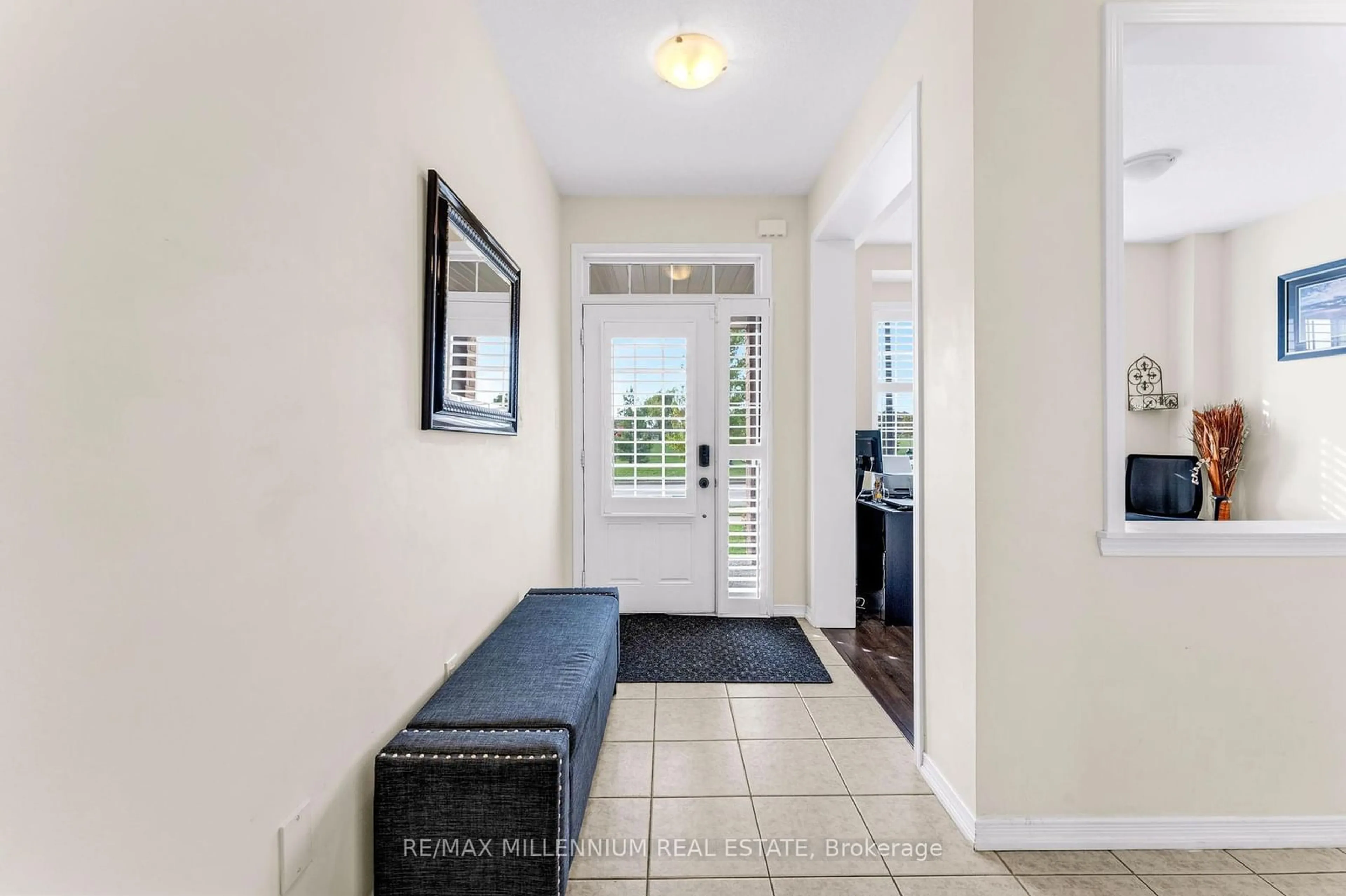 Indoor entryway for 71 Cook St, Hamilton Ontario L0R 1C0