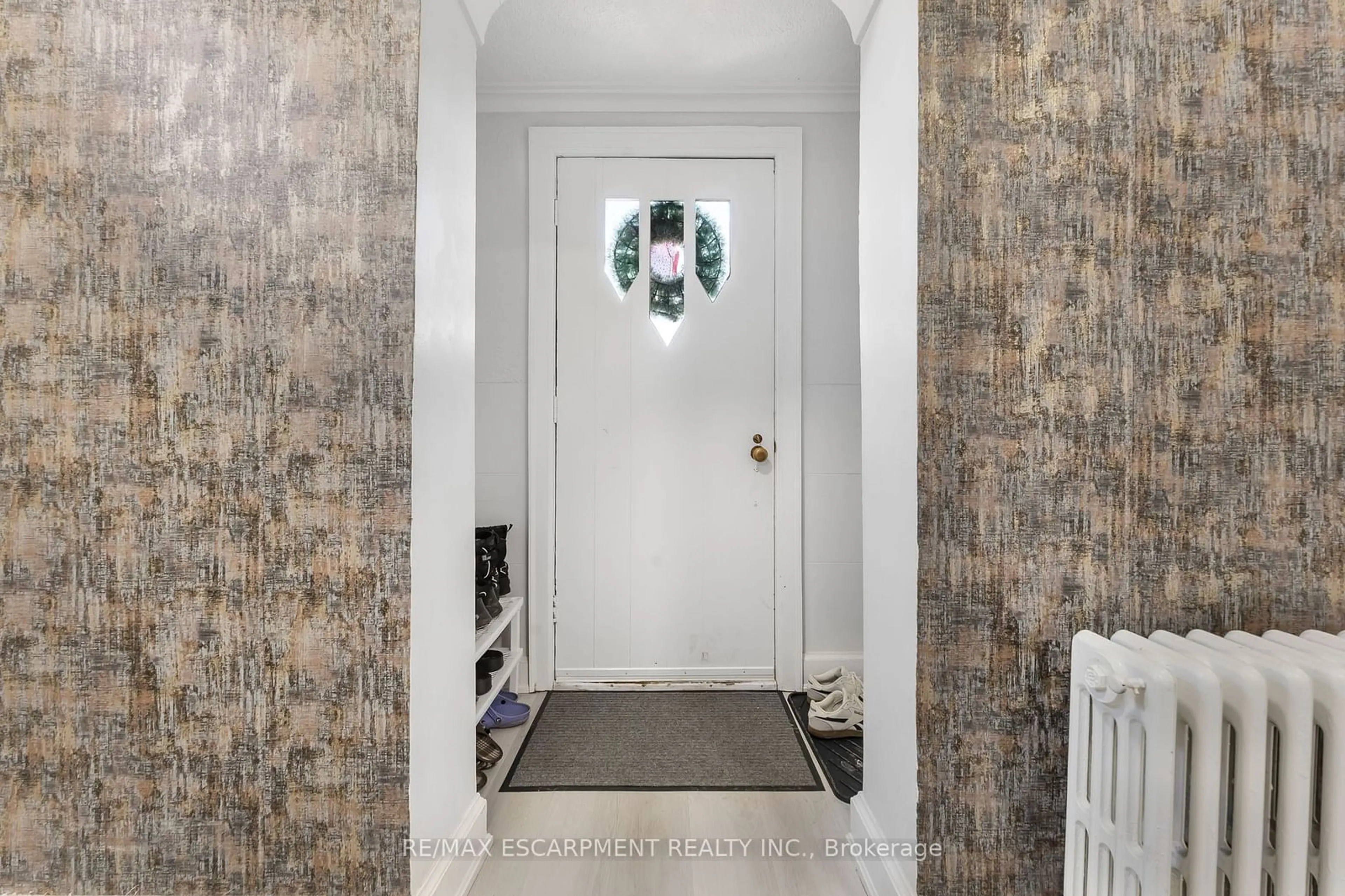 Indoor entryway for 437 Niagara St, Welland Ontario L3C 1L6