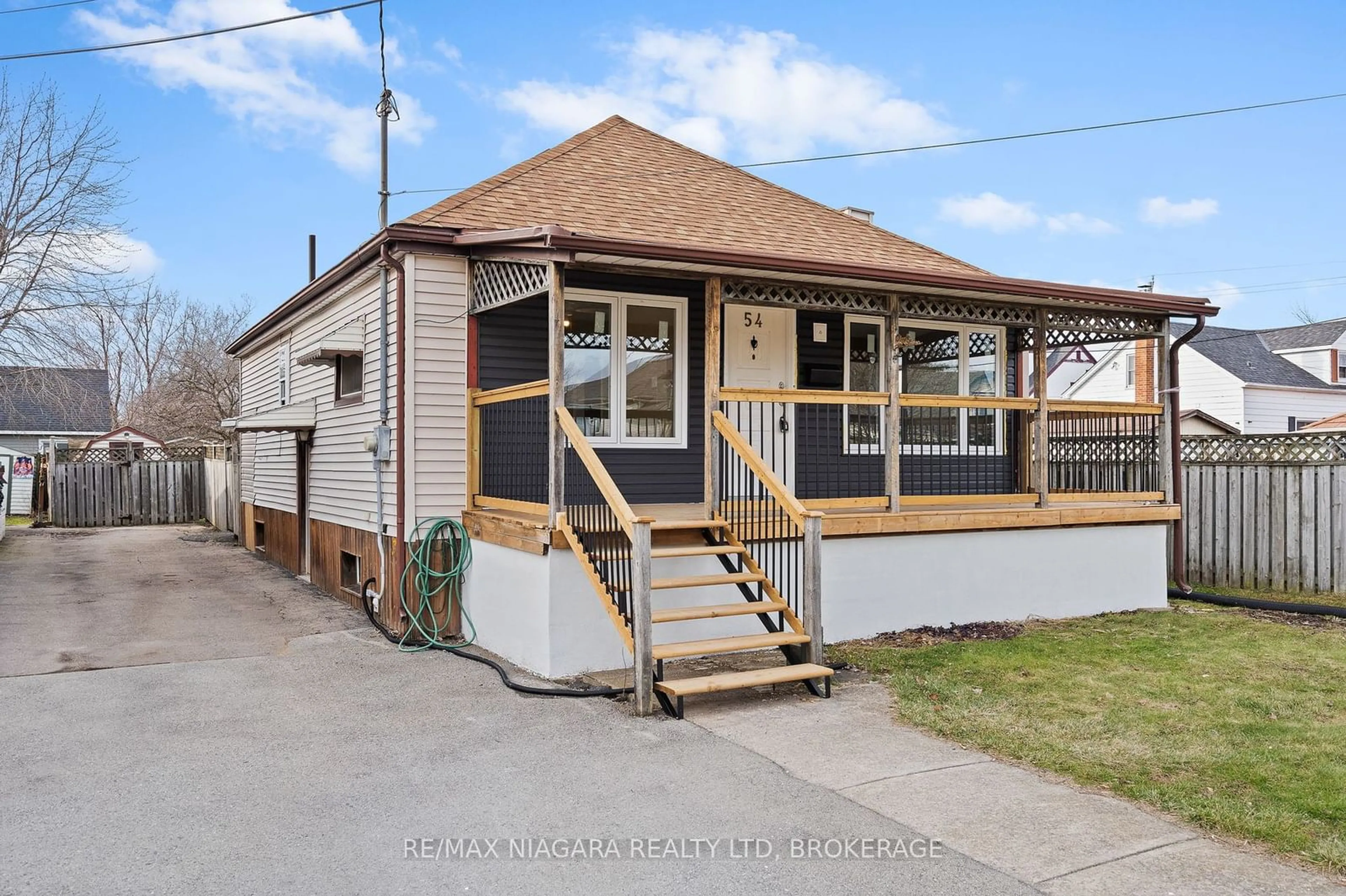 Home with vinyl exterior material, street for 54 Elizabeth St, Port Colborne Ontario L3K 2B5