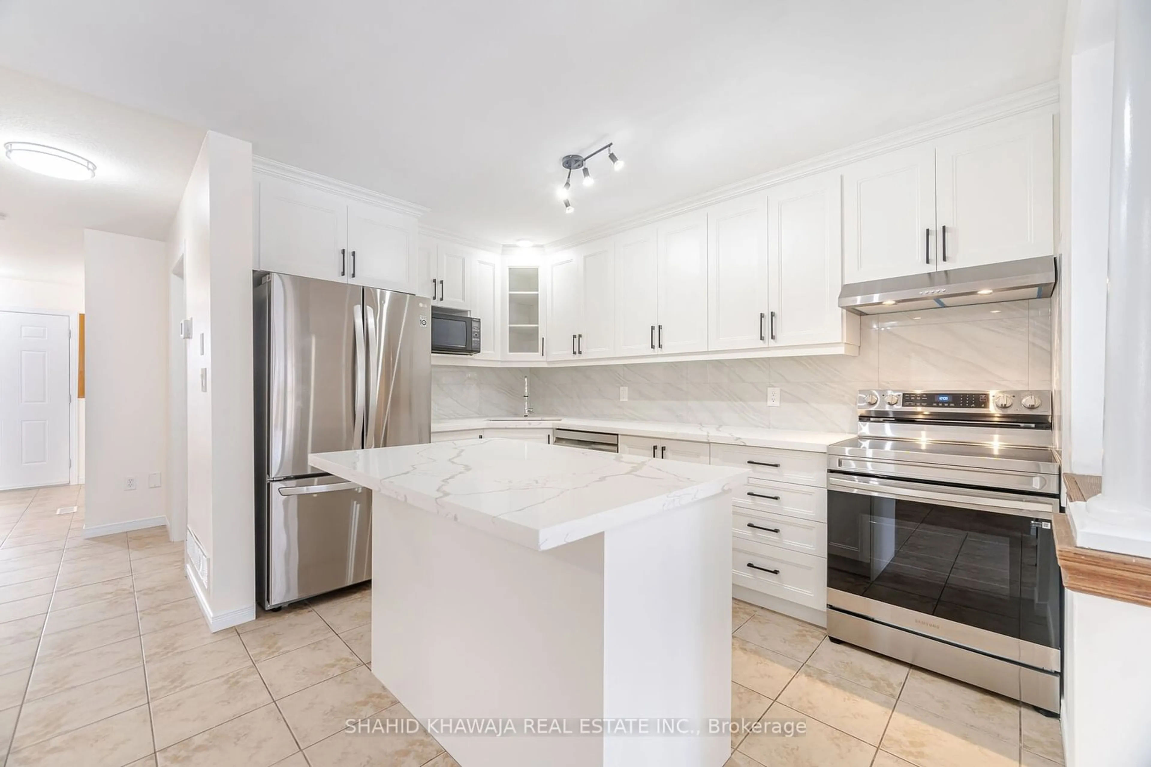 Open concept kitchen, ceramic/tile floor for 310 Briarmeadow Dr, Kitchener Ontario N2A 4L1