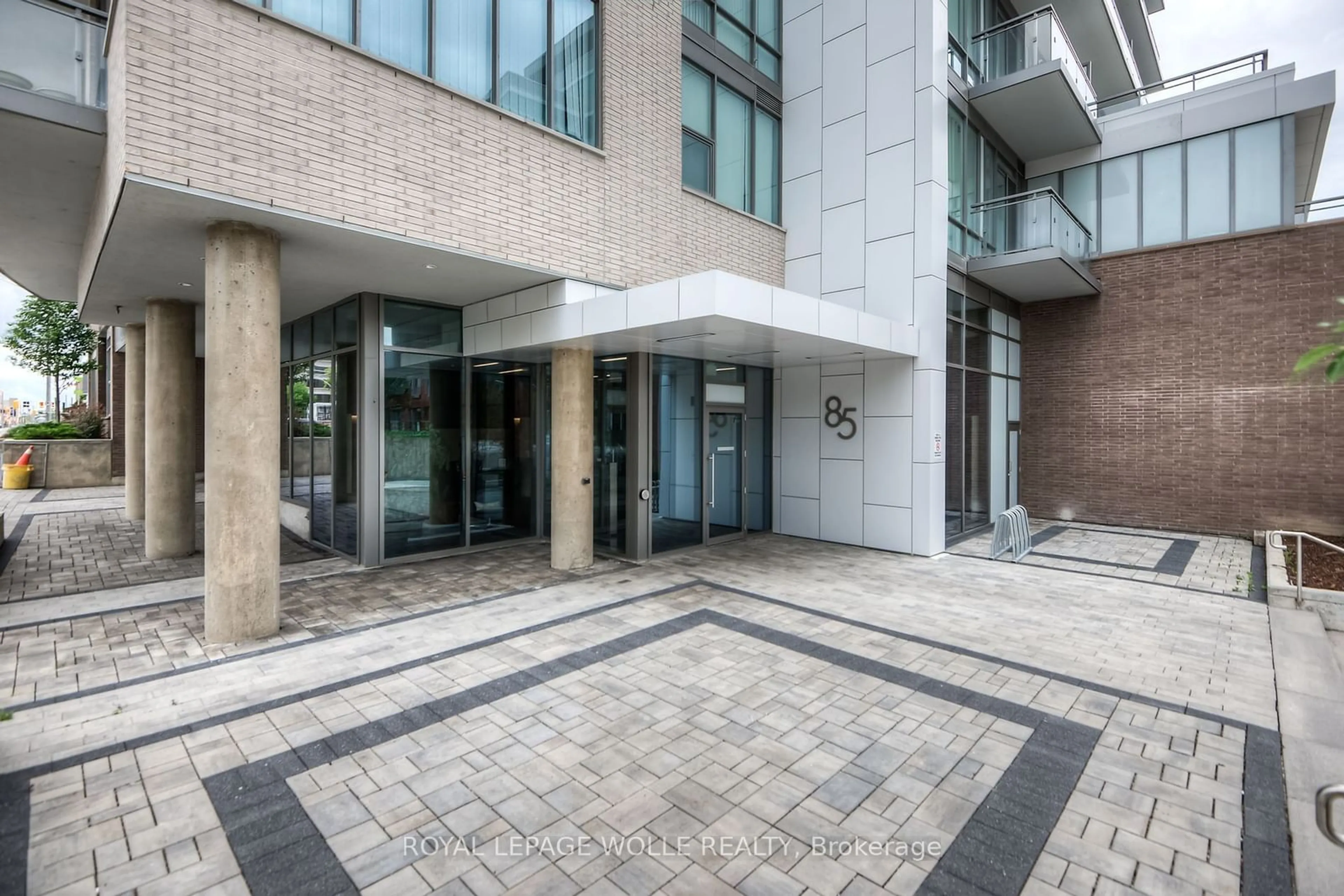 Indoor foyer for 85 Duke St #205, Kitchener Ontario N2H 0B7