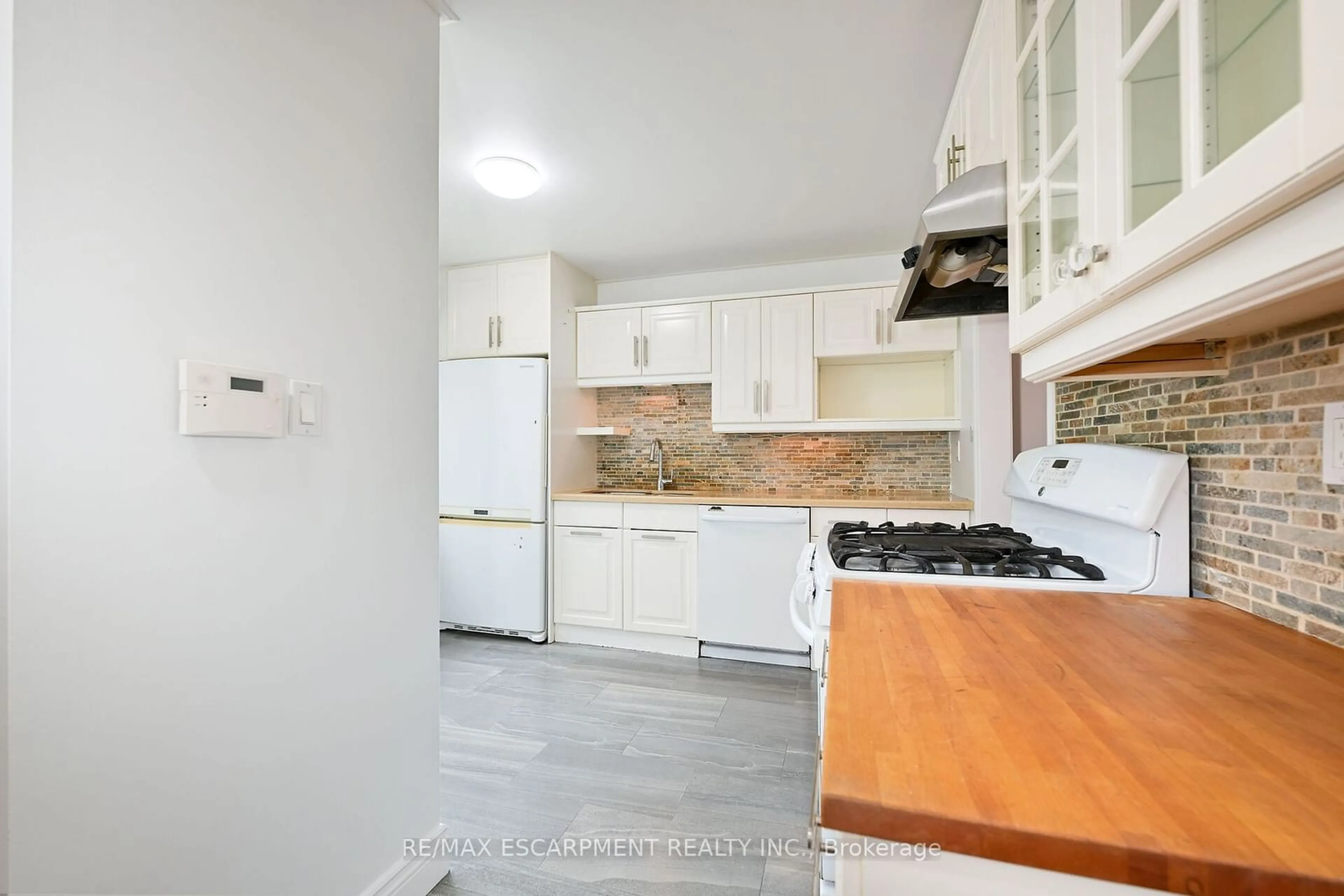 Standard kitchen, unknown for 250 San Francisco Ave, Hamilton Ontario L9C 5N9