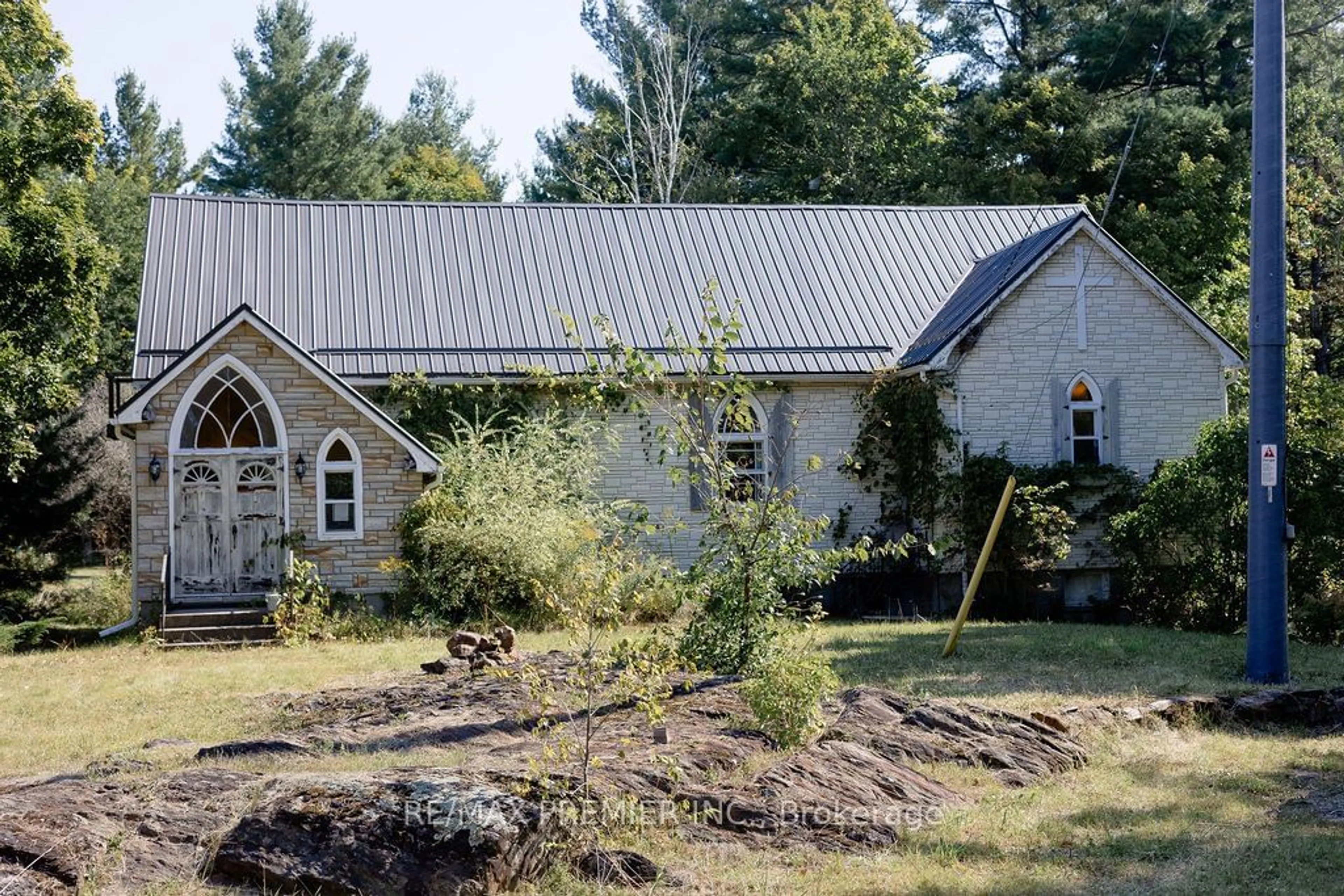 Home with vinyl exterior material, building for 17206 Highway 62, Madoc Ontario K0K 1Y0