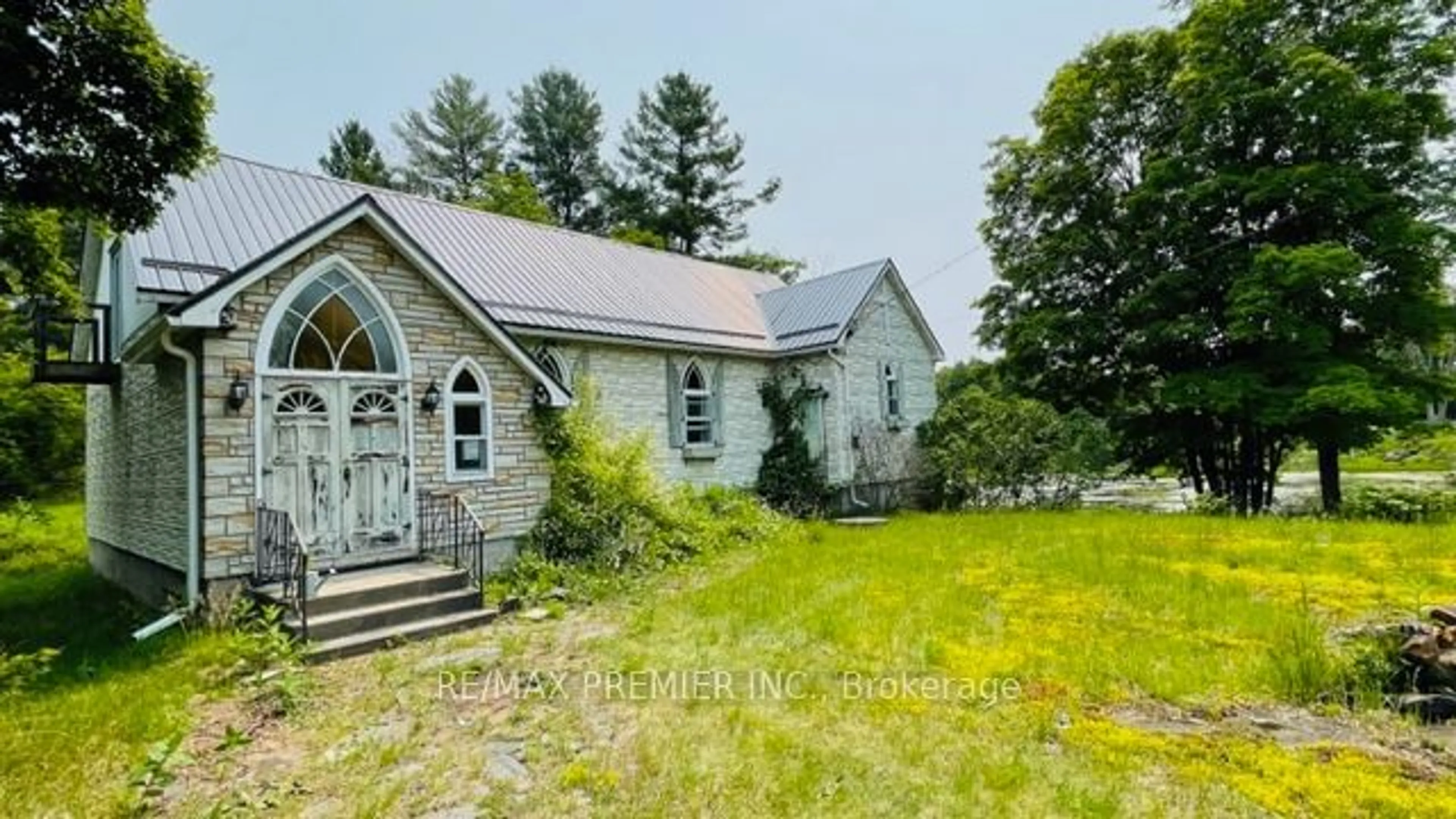 A pic from outside/outdoor area/front of a property/back of a property/a pic from drone, building for 17206 Highway 62, Madoc Ontario K0K 1Y0