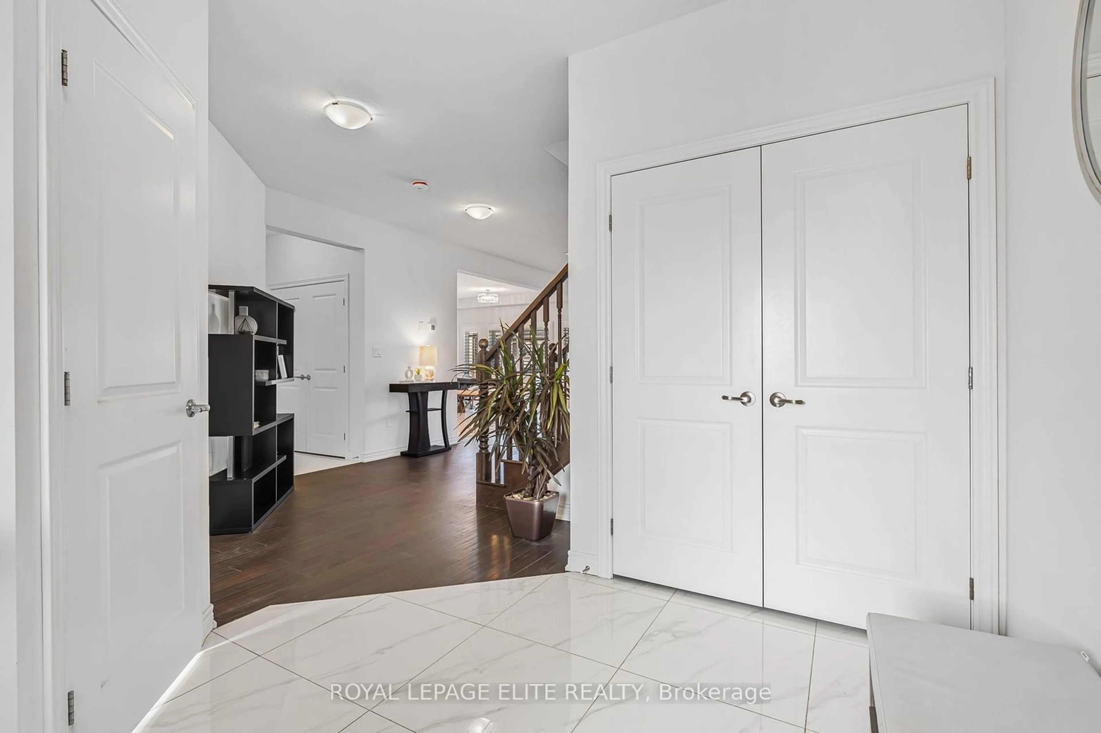 Indoor entryway for 3995 Highland Park Dr, Lincoln Ontario L3J 0T1