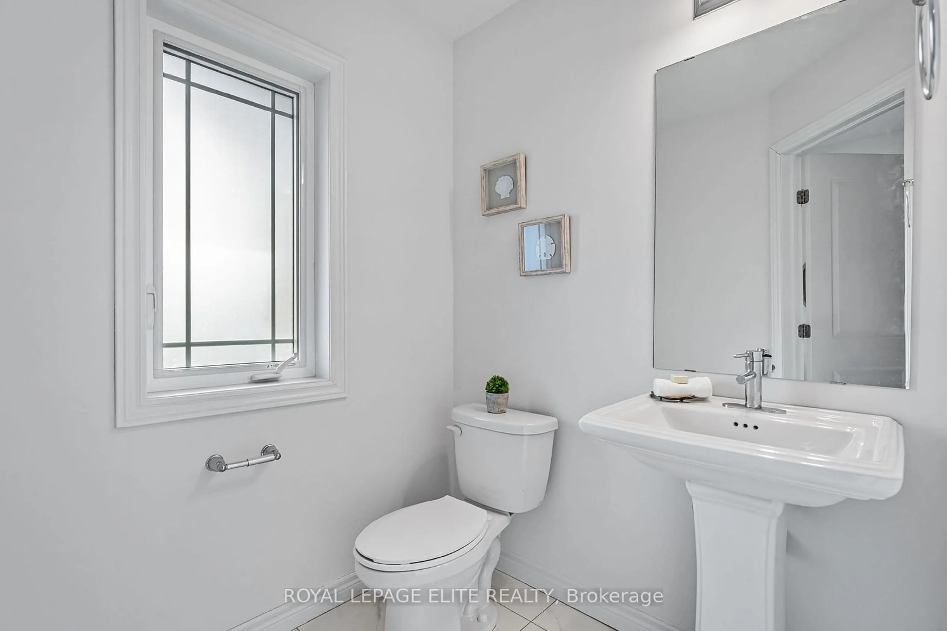 Standard bathroom, ceramic/tile floor for 3995 Highland Park Dr, Lincoln Ontario L3J 0T1