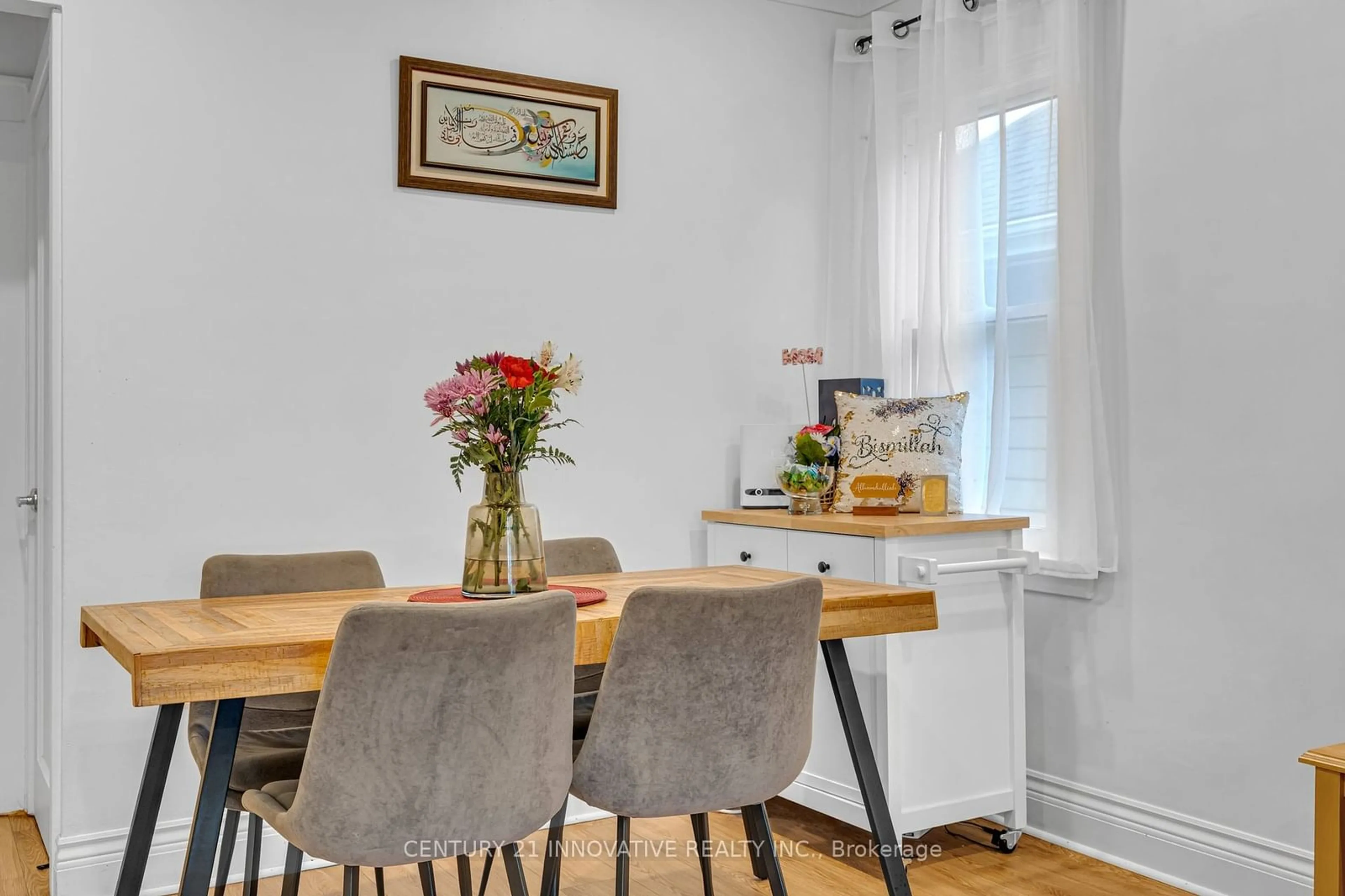 Dining room, wood/laminate floor for 39 Delena Ave, Hamilton Ontario L8H 6B5