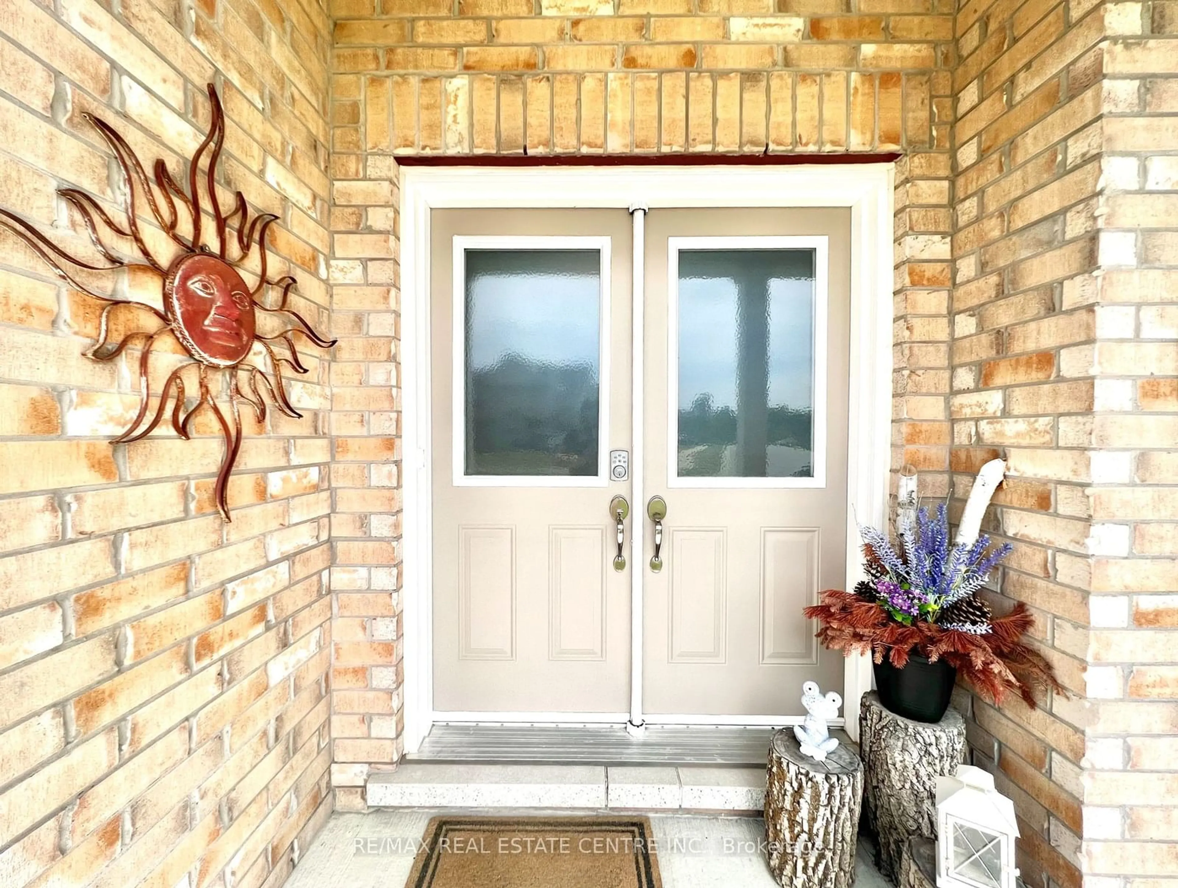 Indoor entryway for 49 Todd Cres, Southgate Ontario N0C 1B0