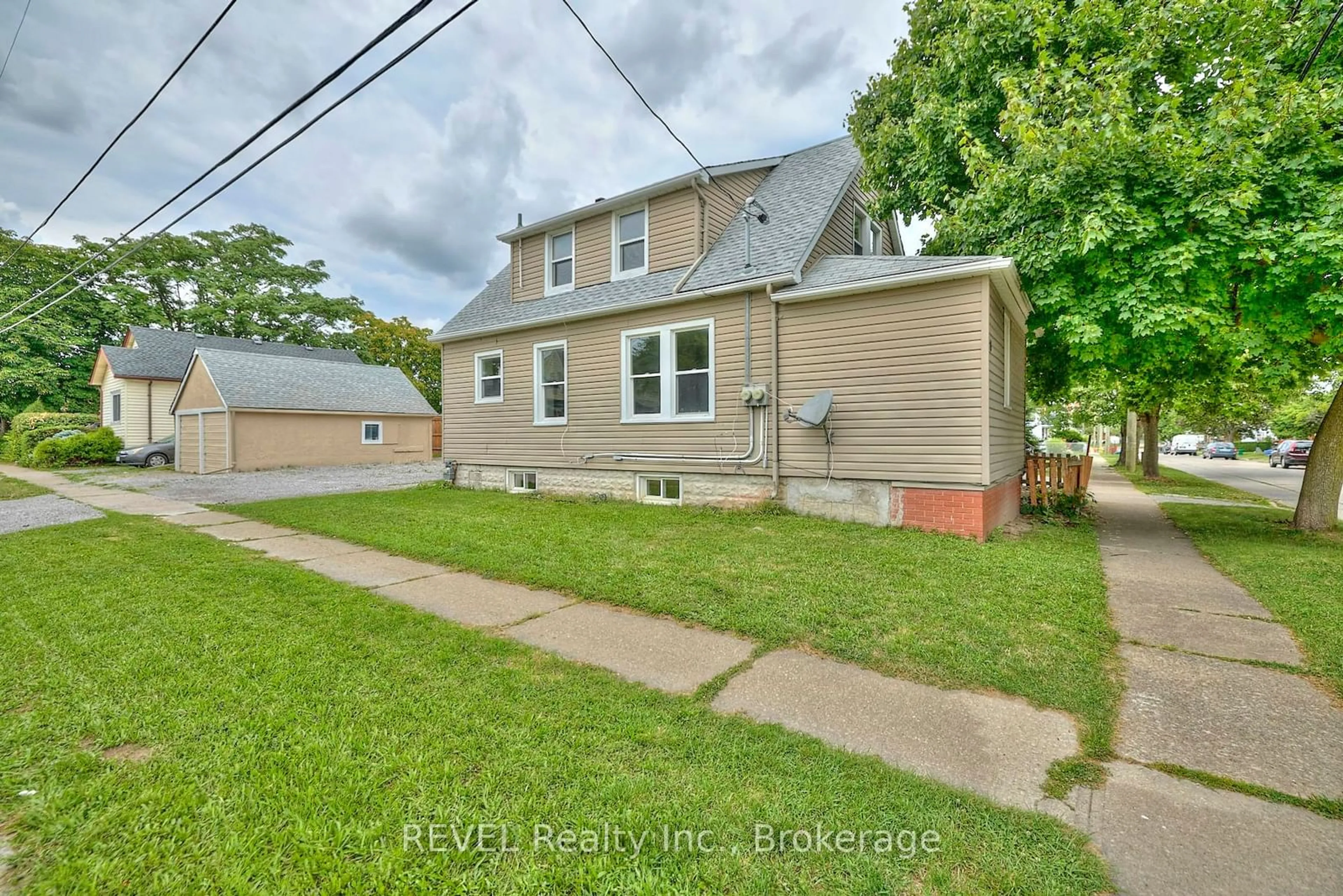 A pic from outside/outdoor area/front of a property/back of a property/a pic from drone, street for 43 COSBY Ave, St. Catharines Ontario L2M 5R7