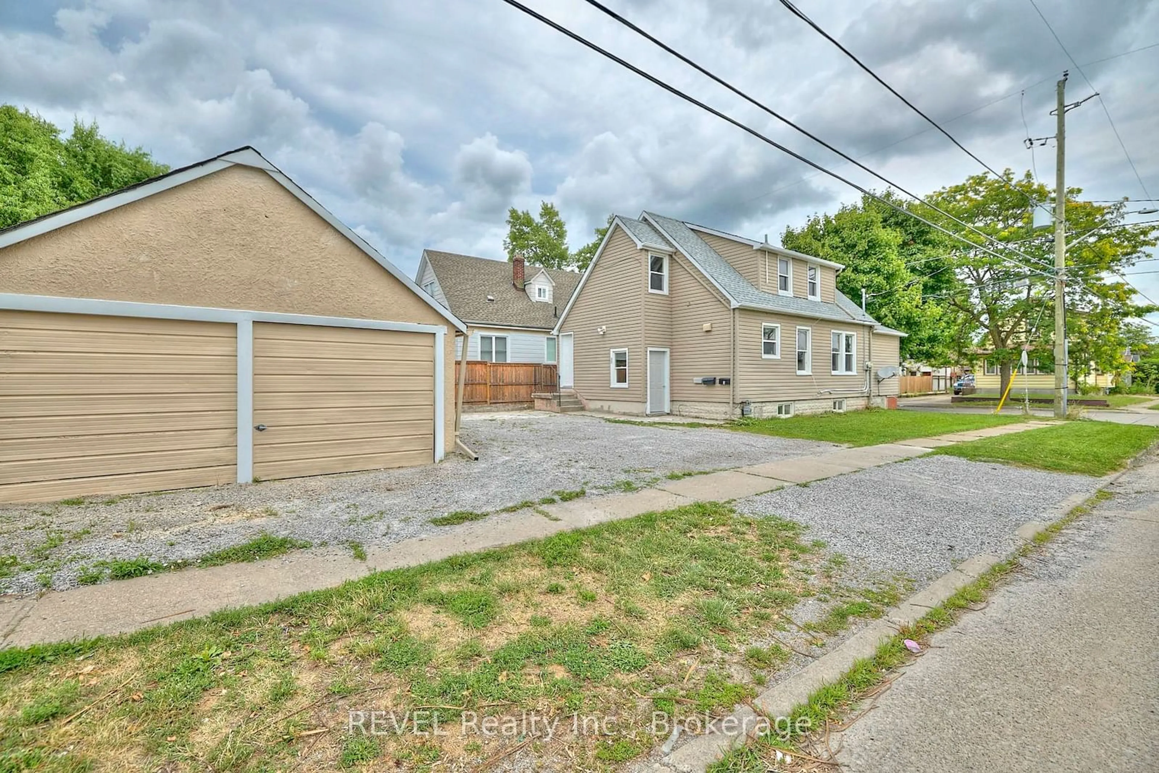 A pic from outside/outdoor area/front of a property/back of a property/a pic from drone, street for 43 COSBY Ave, St. Catharines Ontario L2M 5R7