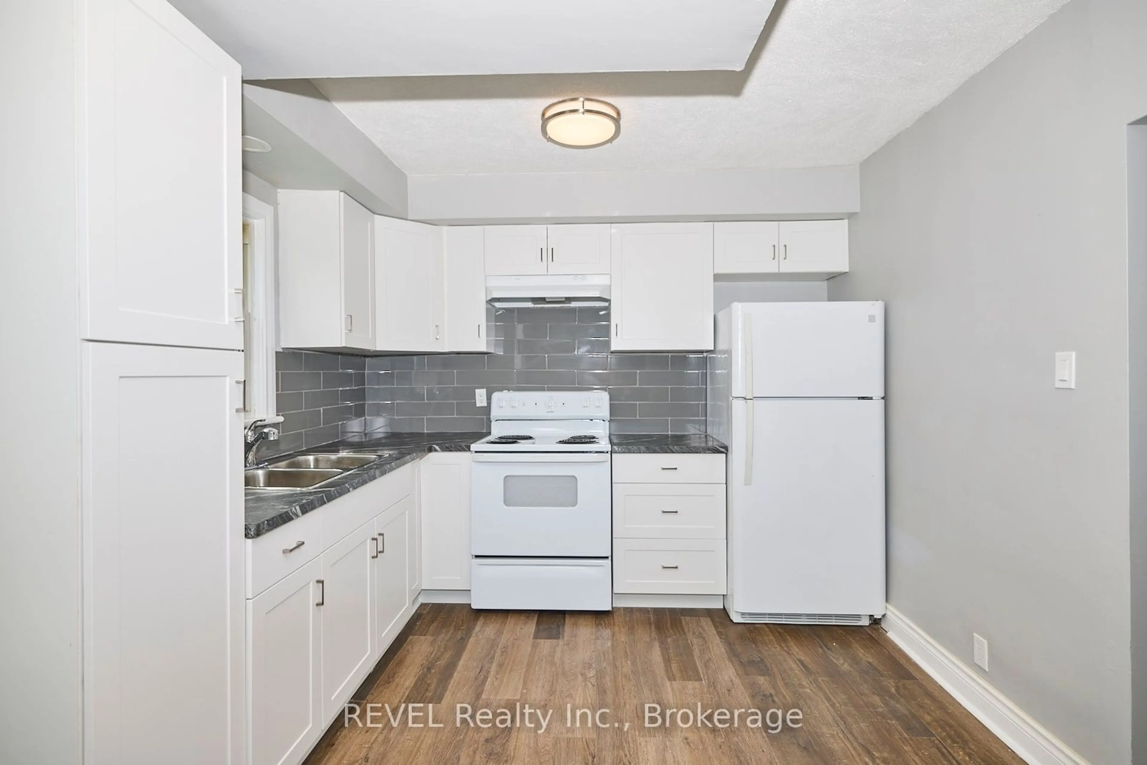 Standard kitchen, unknown for 43 COSBY Ave, St. Catharines Ontario L2M 5R7