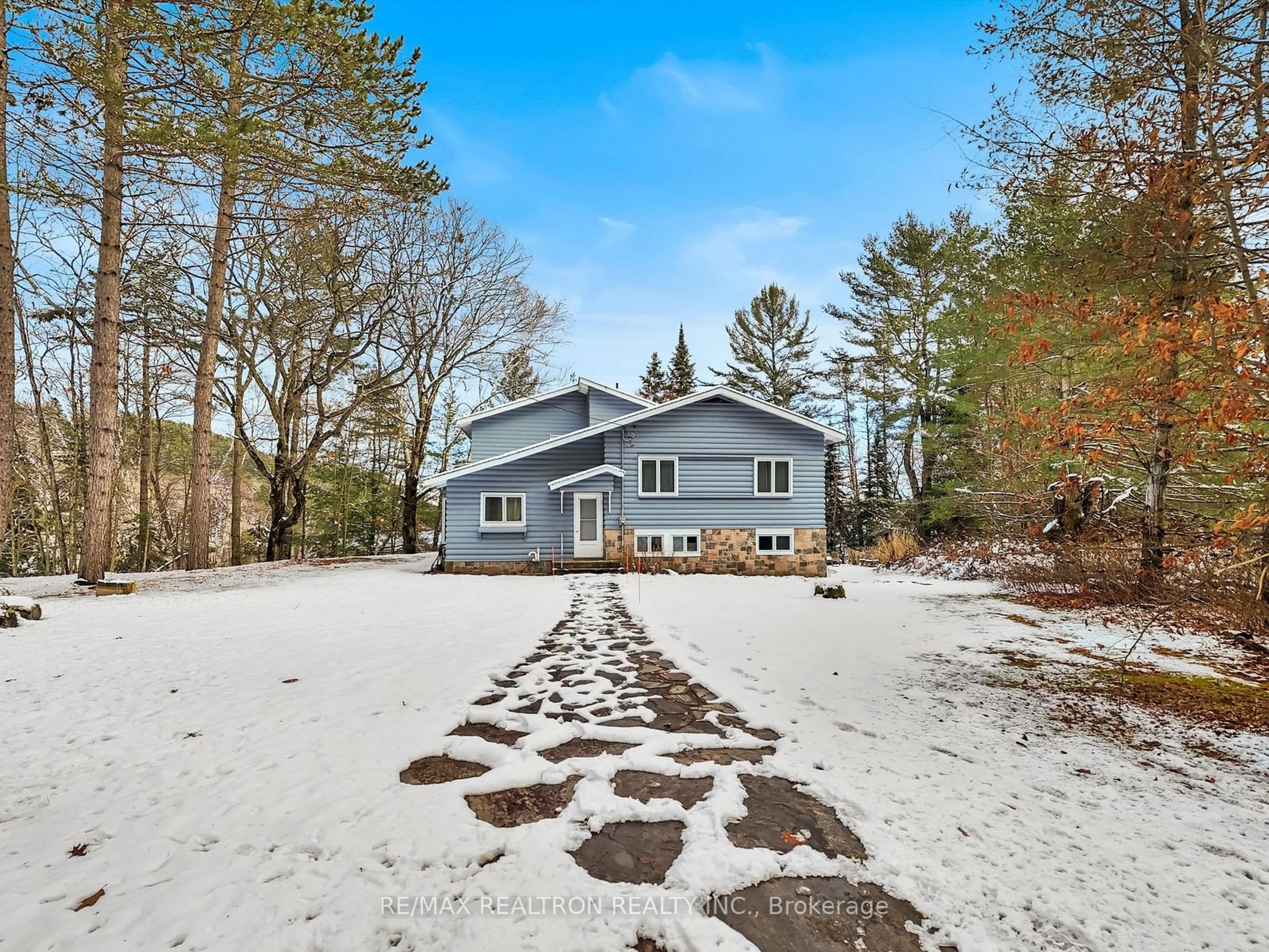 A pic from outside/outdoor area/front of a property/back of a property/a pic from drone, unknown for 23 Rocky Dr, Huntsville Ontario P1H 2J2