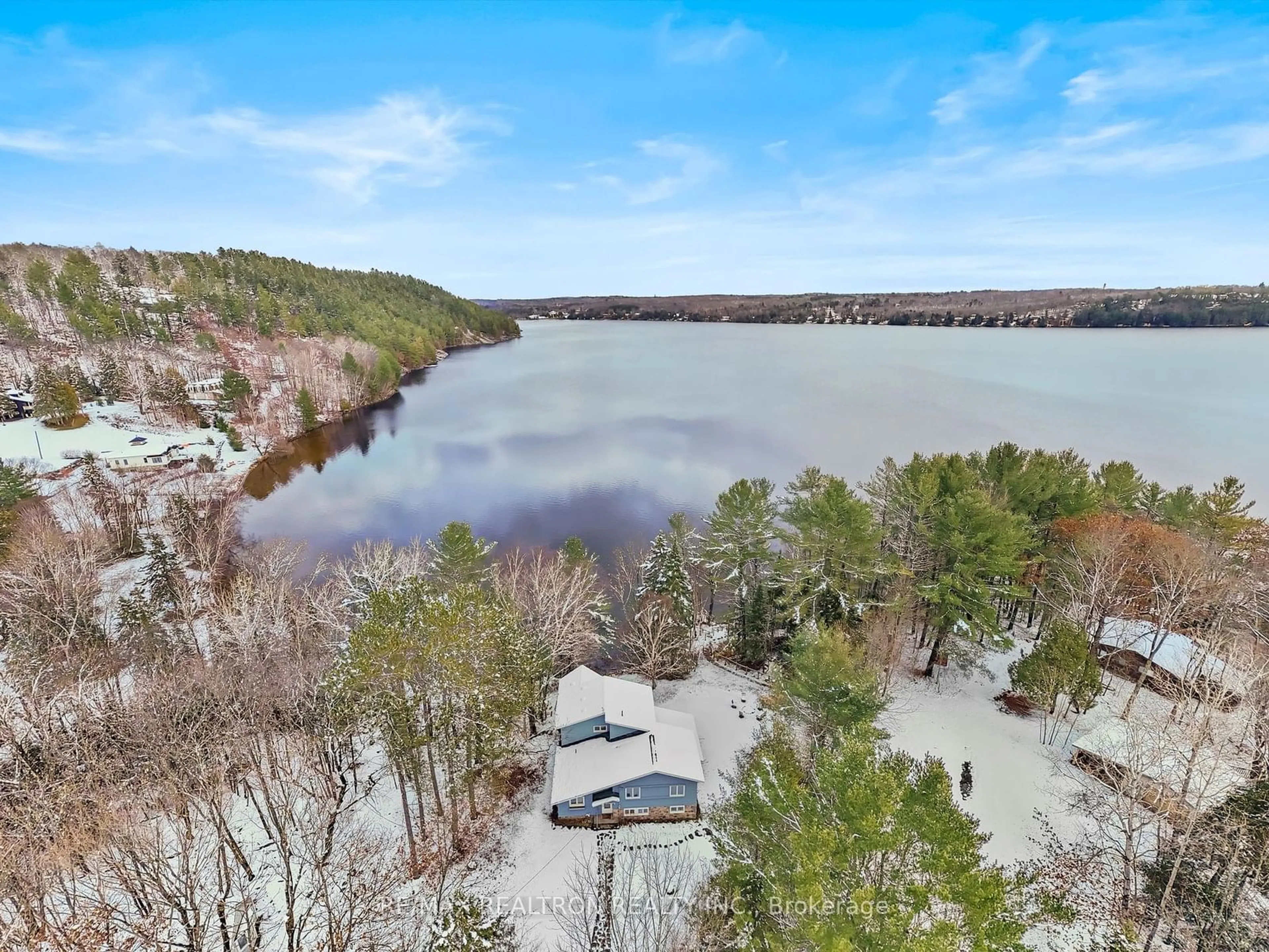 A pic from outside/outdoor area/front of a property/back of a property/a pic from drone, water/lake/river/ocean view for 23 Rocky Dr, Huntsville Ontario P1H 2J2