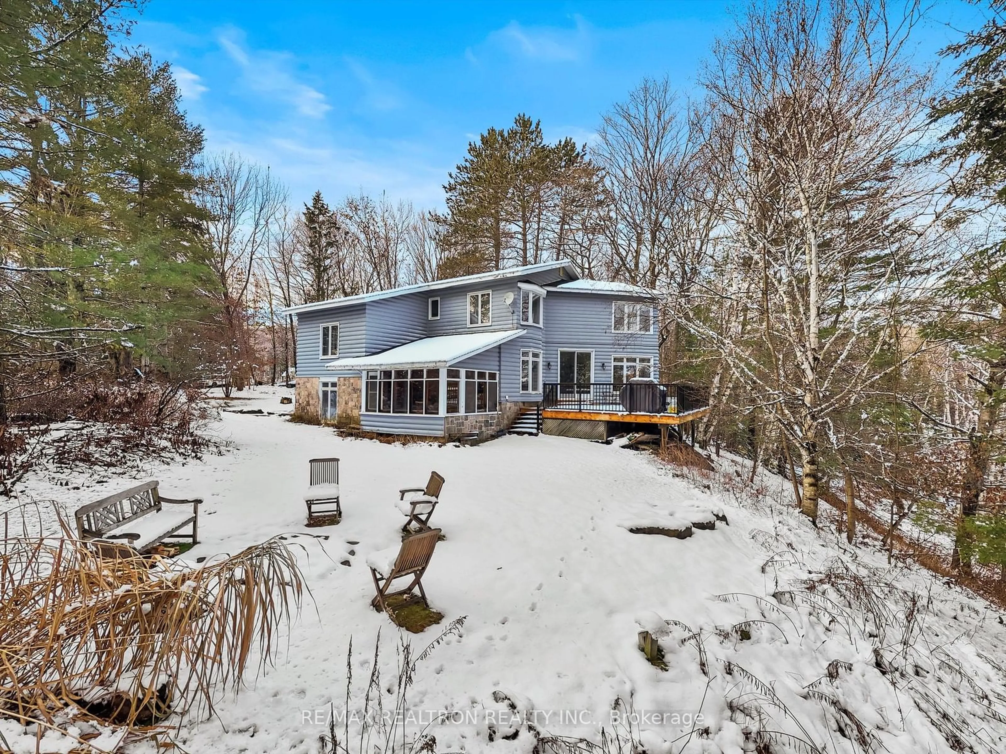 A pic from outside/outdoor area/front of a property/back of a property/a pic from drone, water/lake/river/ocean view for 23 Rocky Dr, Huntsville Ontario P1H 2J2