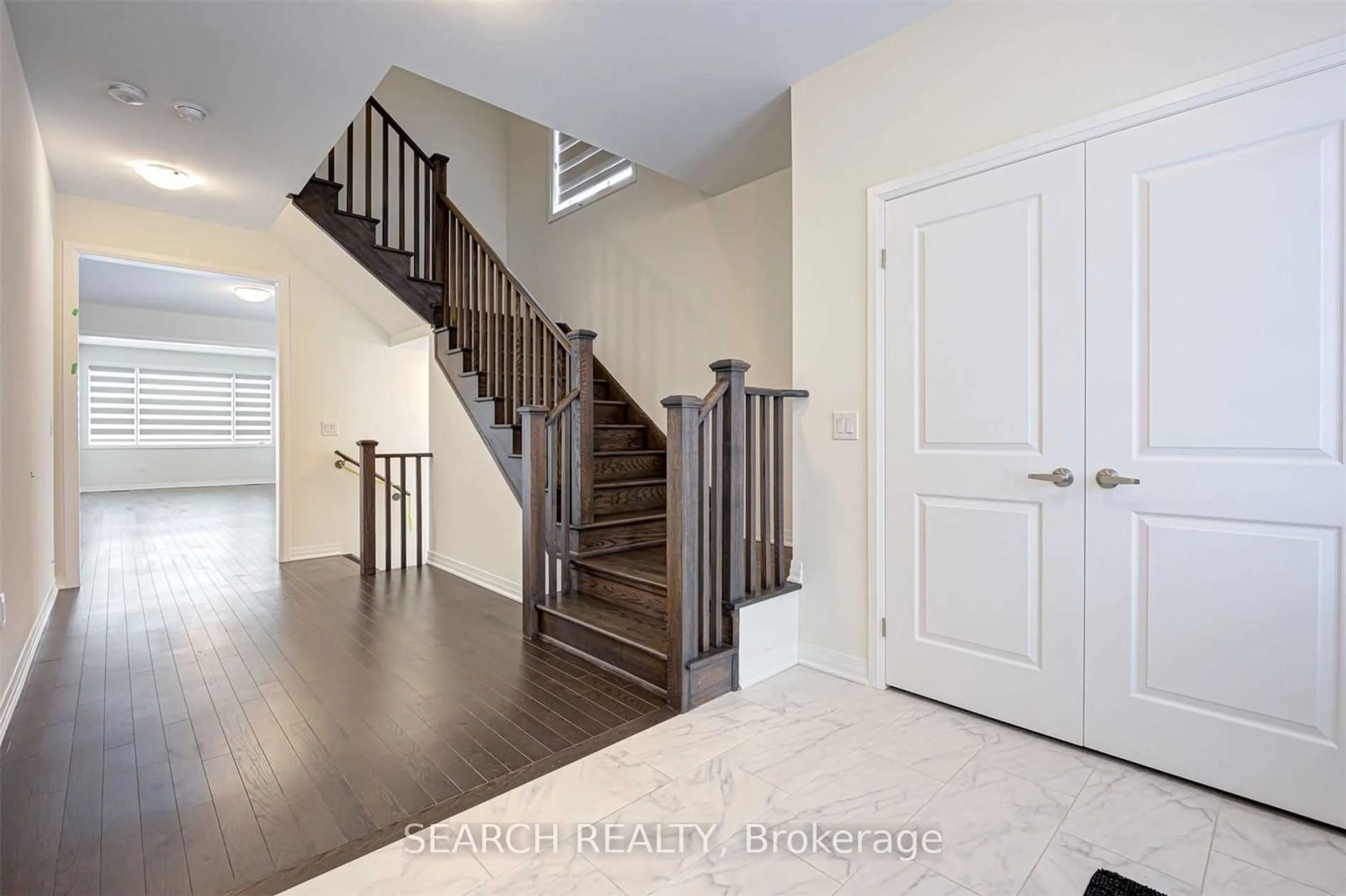 Indoor entryway for 42 Mildred Gillies St, North Dumfries Ontario N0B 1E0