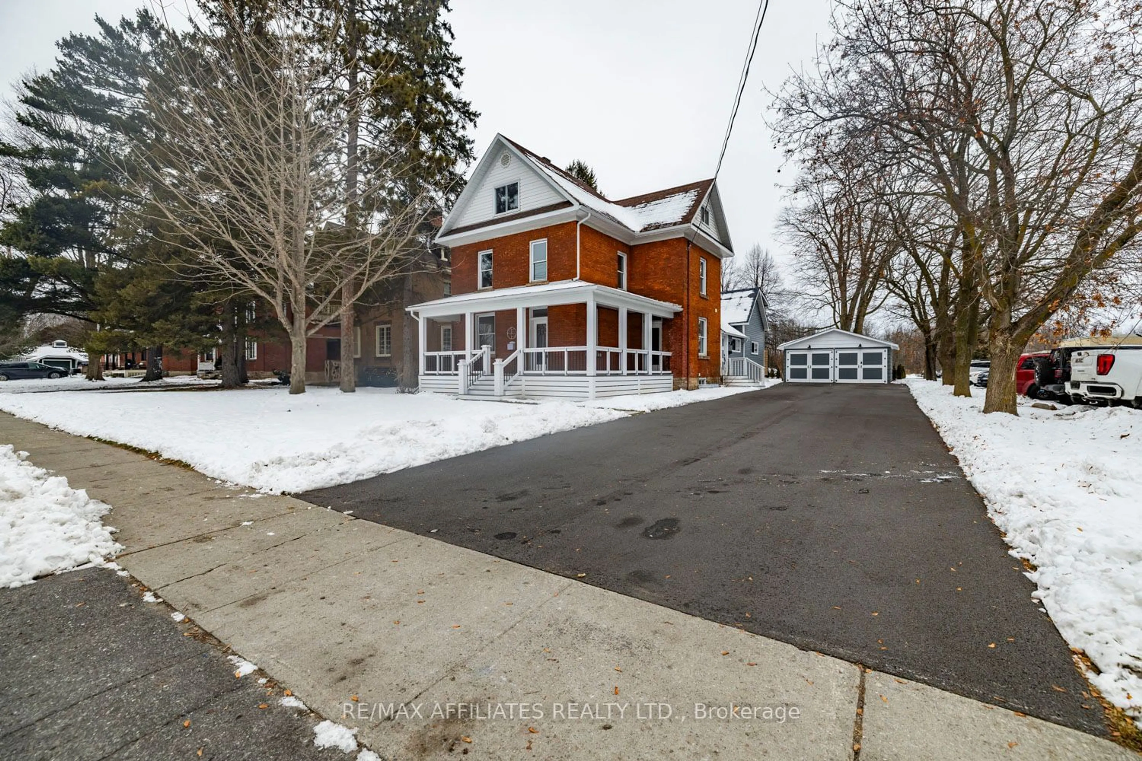 A pic from outside/outdoor area/front of a property/back of a property/a pic from drone, street for 45 DRUMMOND St, Perth Ontario K7H 2J9