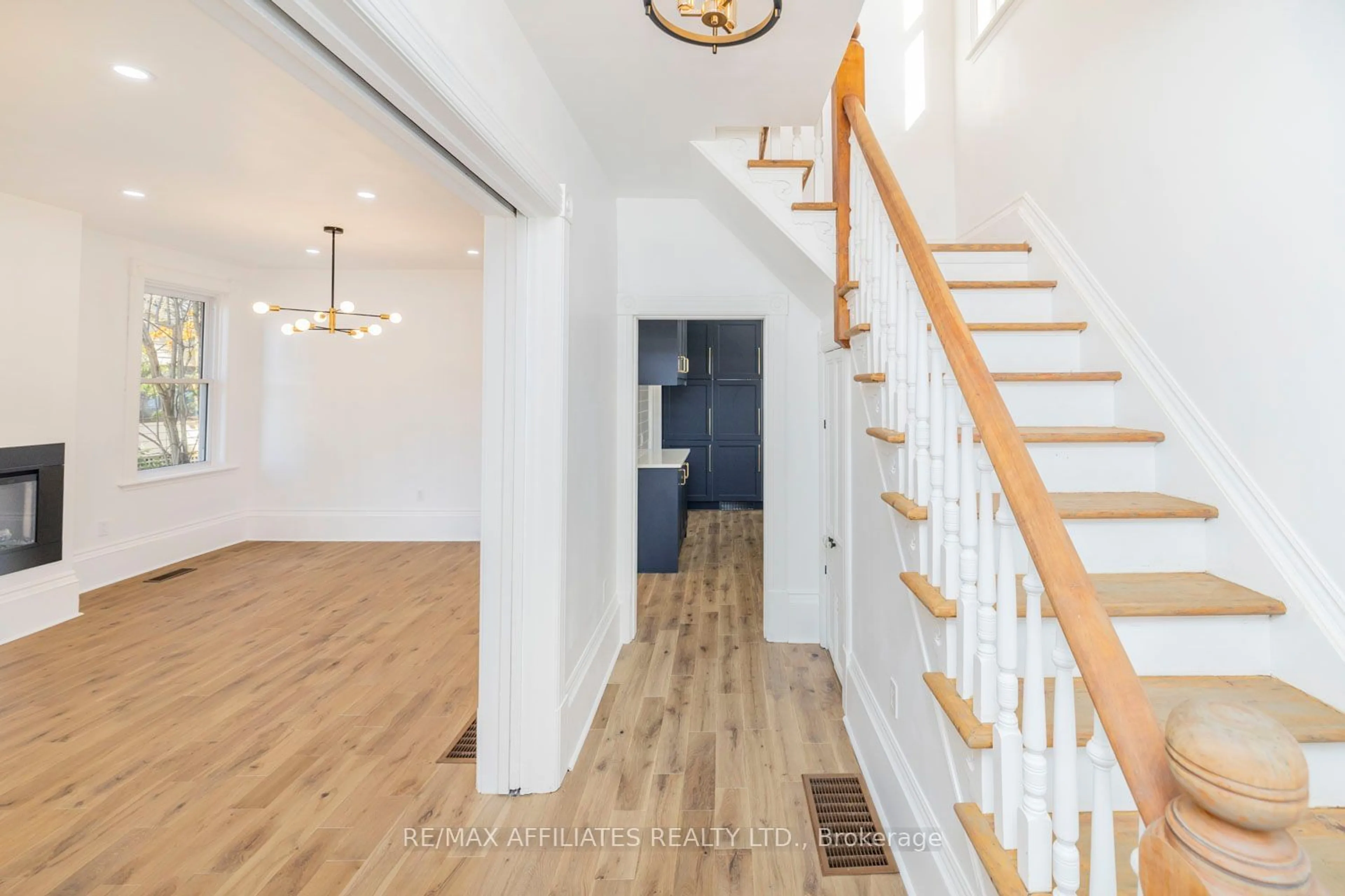 Indoor entryway for 45 DRUMMOND St, Perth Ontario K7H 2J9