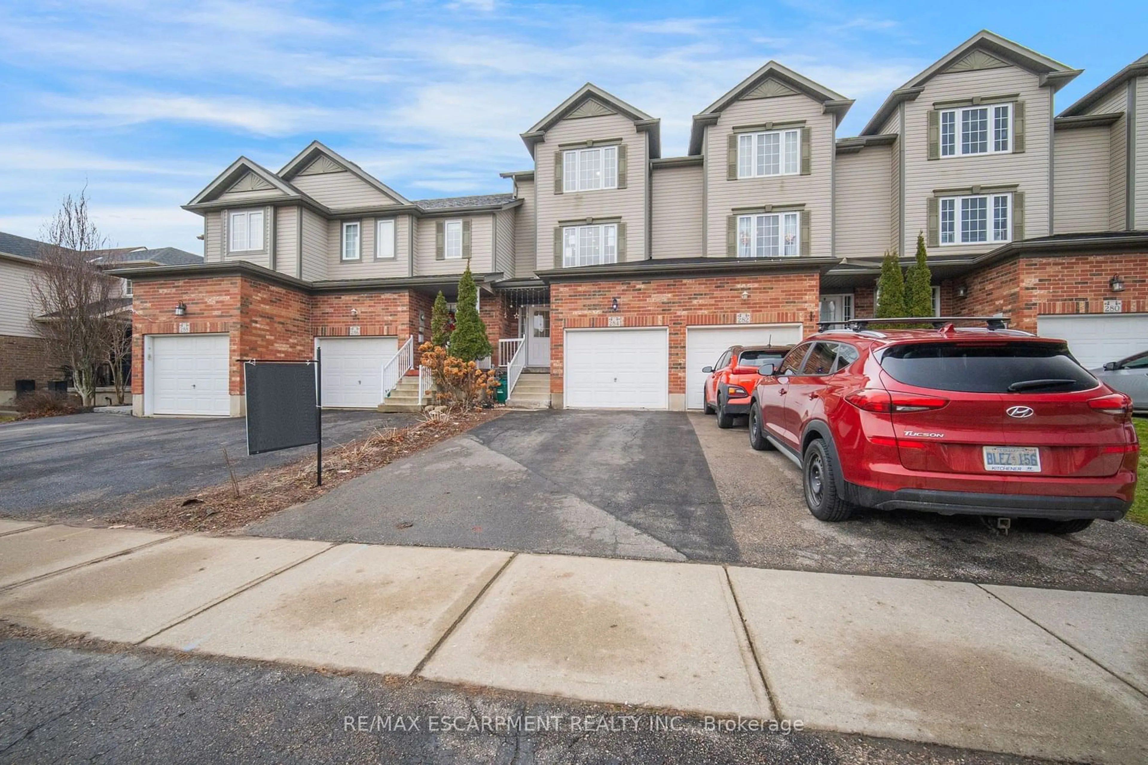 A pic from outside/outdoor area/front of a property/back of a property/a pic from drone, street for 284 Sophia Cres, Kitchener Ontario N2R 1X9