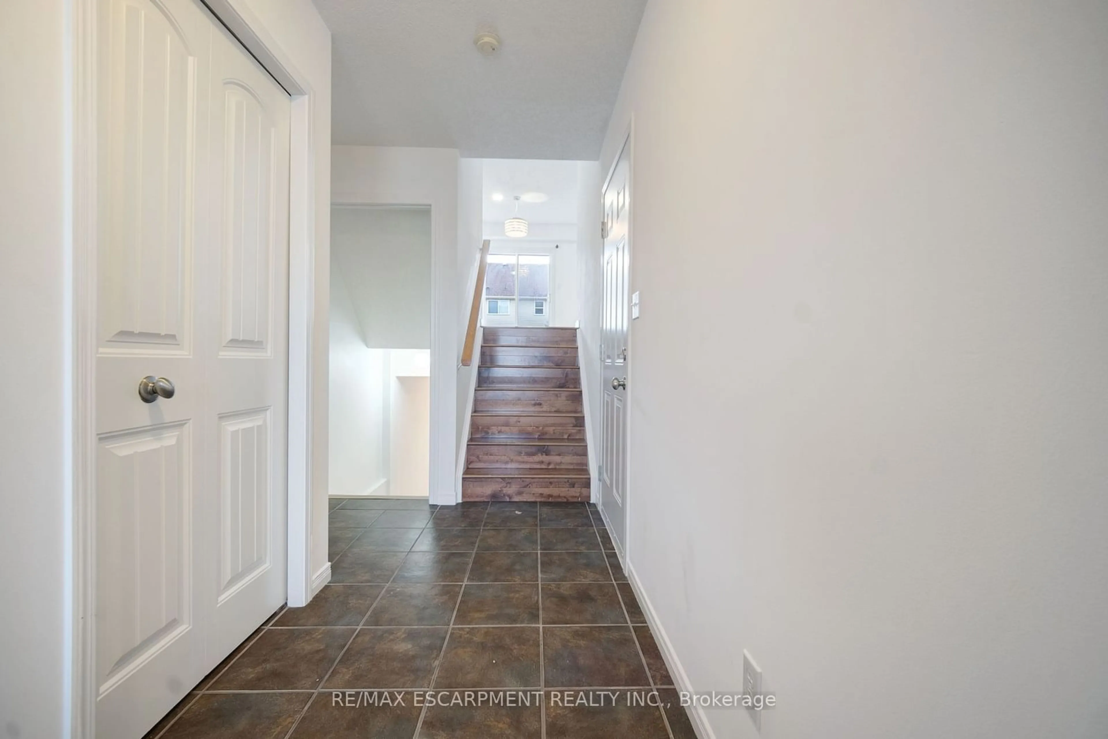 Indoor entryway for 284 Sophia Cres, Kitchener Ontario N2R 1X9