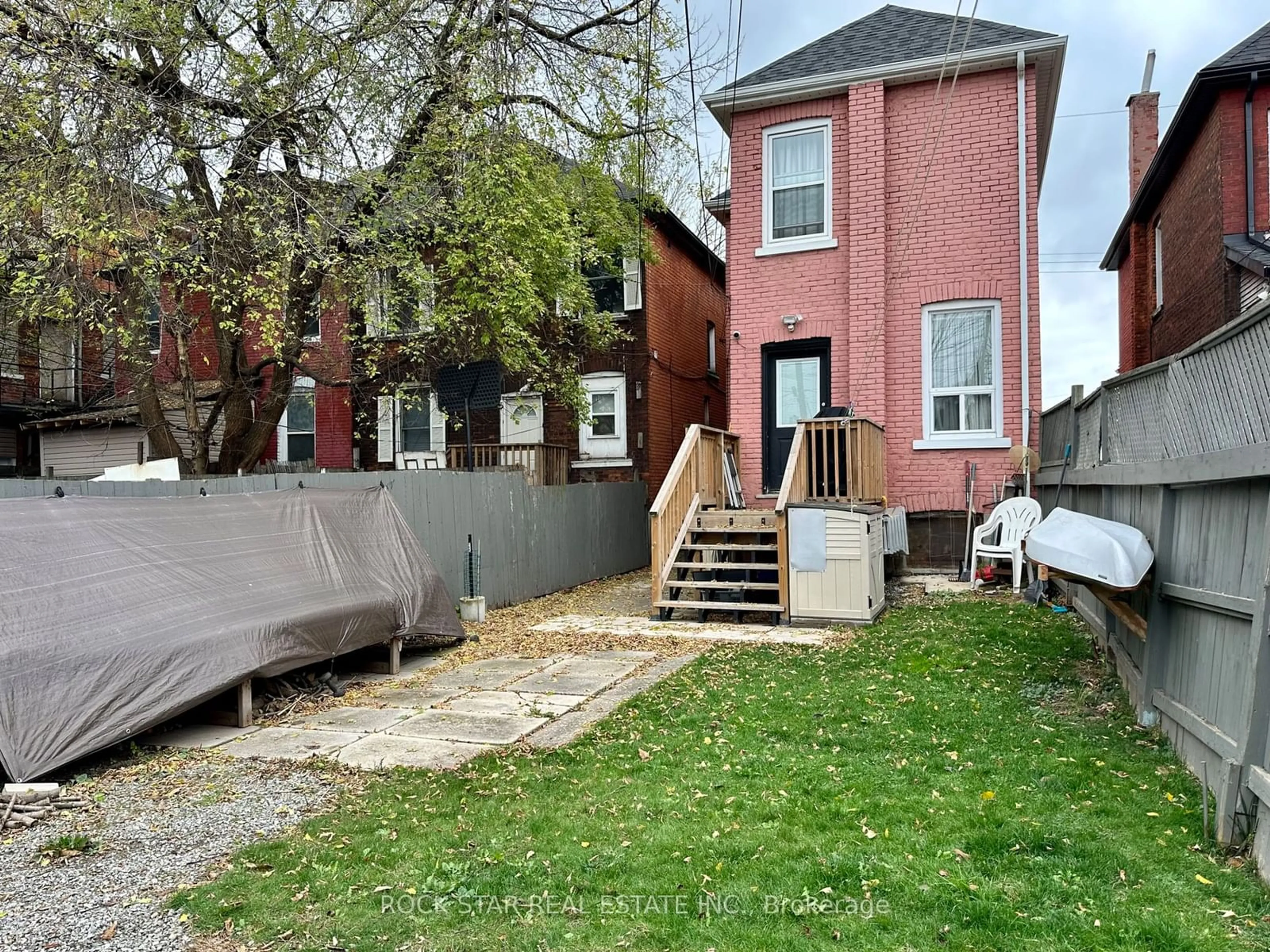 A pic from outside/outdoor area/front of a property/back of a property/a pic from drone, street for 12 William St, Hamilton Ontario L8L 5T7