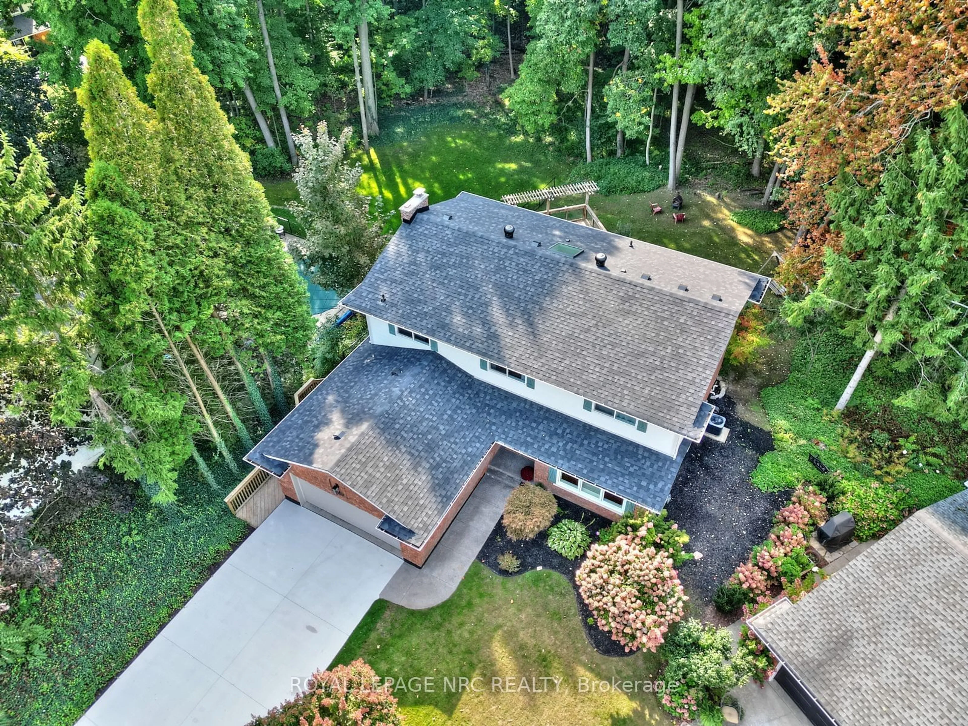 A pic from outside/outdoor area/front of a property/back of a property/a pic from drone, street for 33 Berkwood Pl, Pelham Ontario L0S 1E2