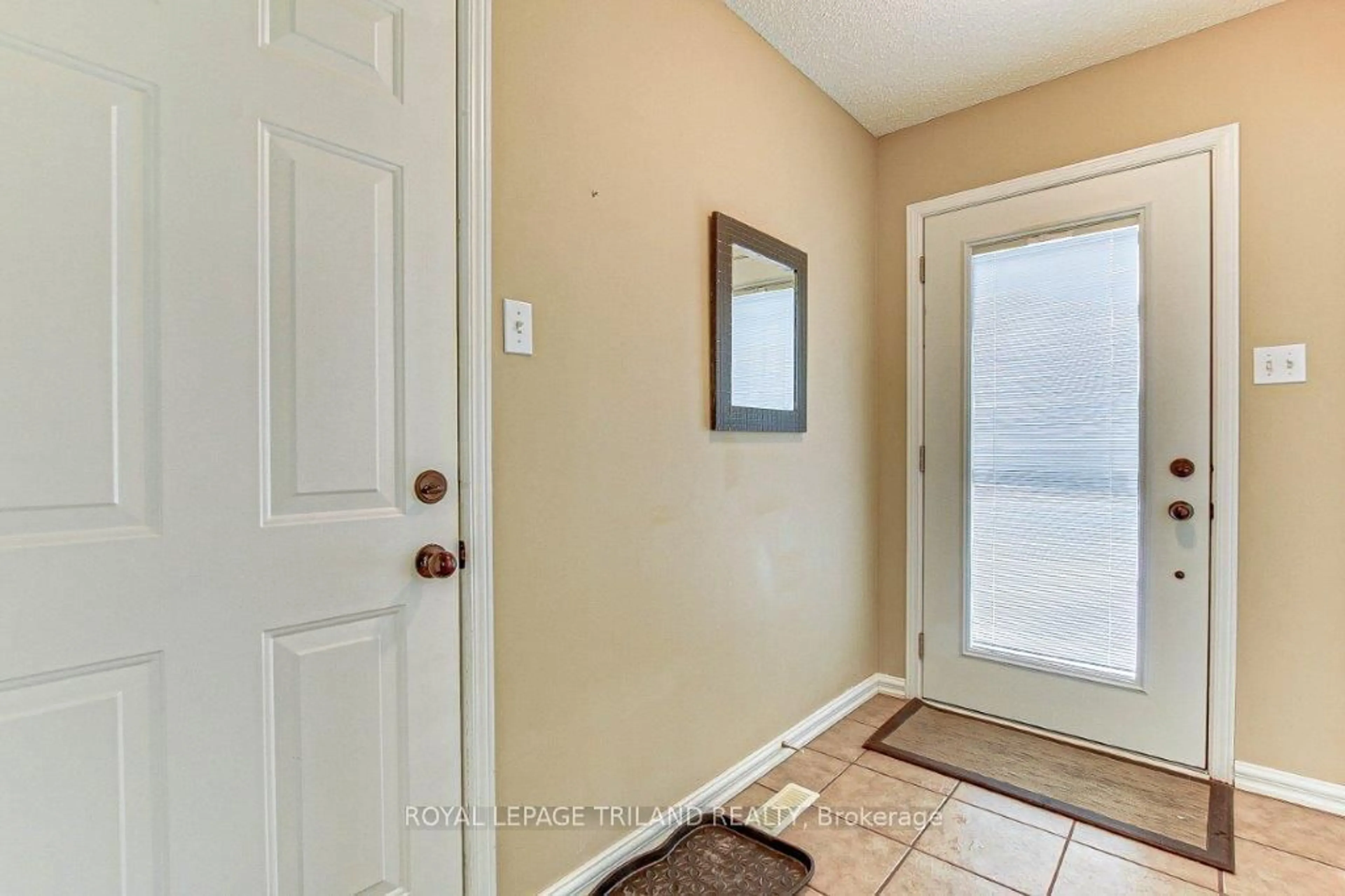 Indoor entryway for 6690 Beattie St, London Ontario N6P 1T6