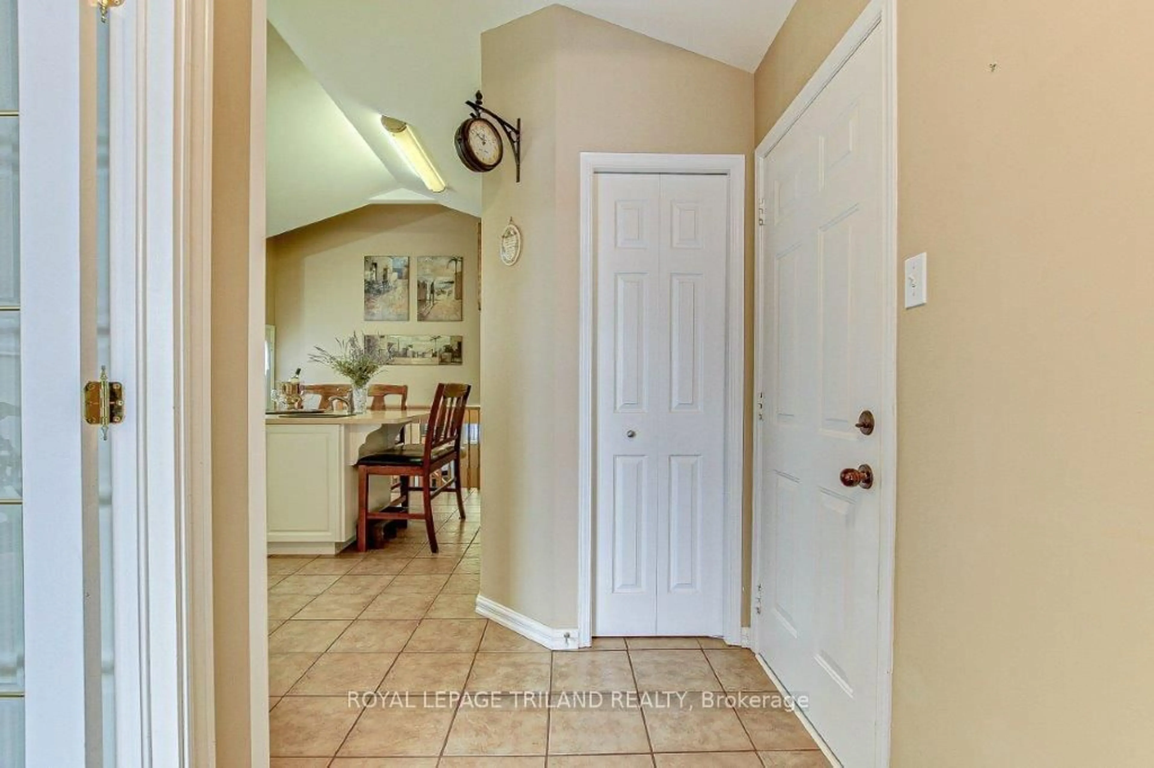 Indoor entryway for 6690 Beattie St, London Ontario N6P 1T6