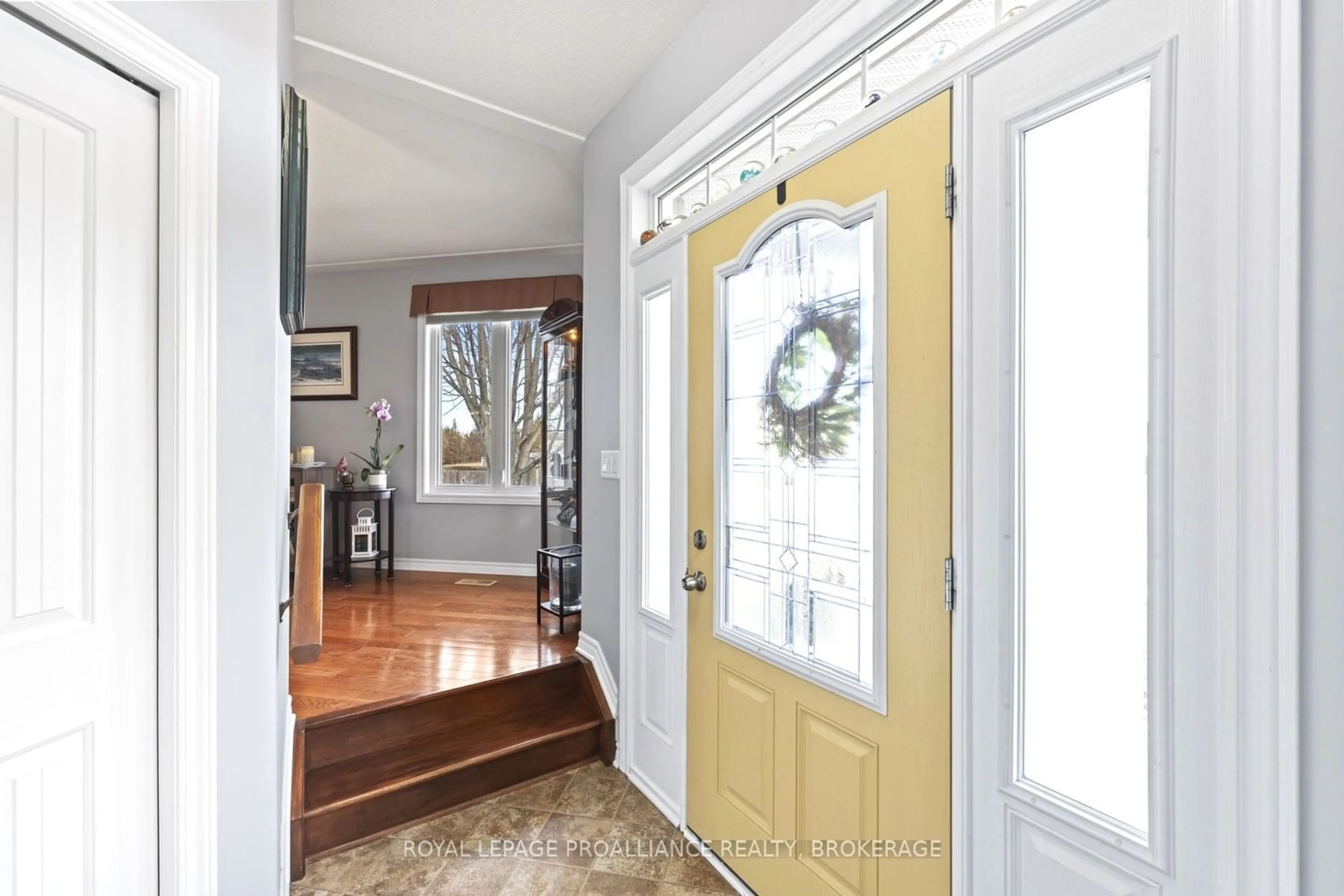 Indoor entryway for 1491 Albany Dr, Kingston Ontario K7P 0B8